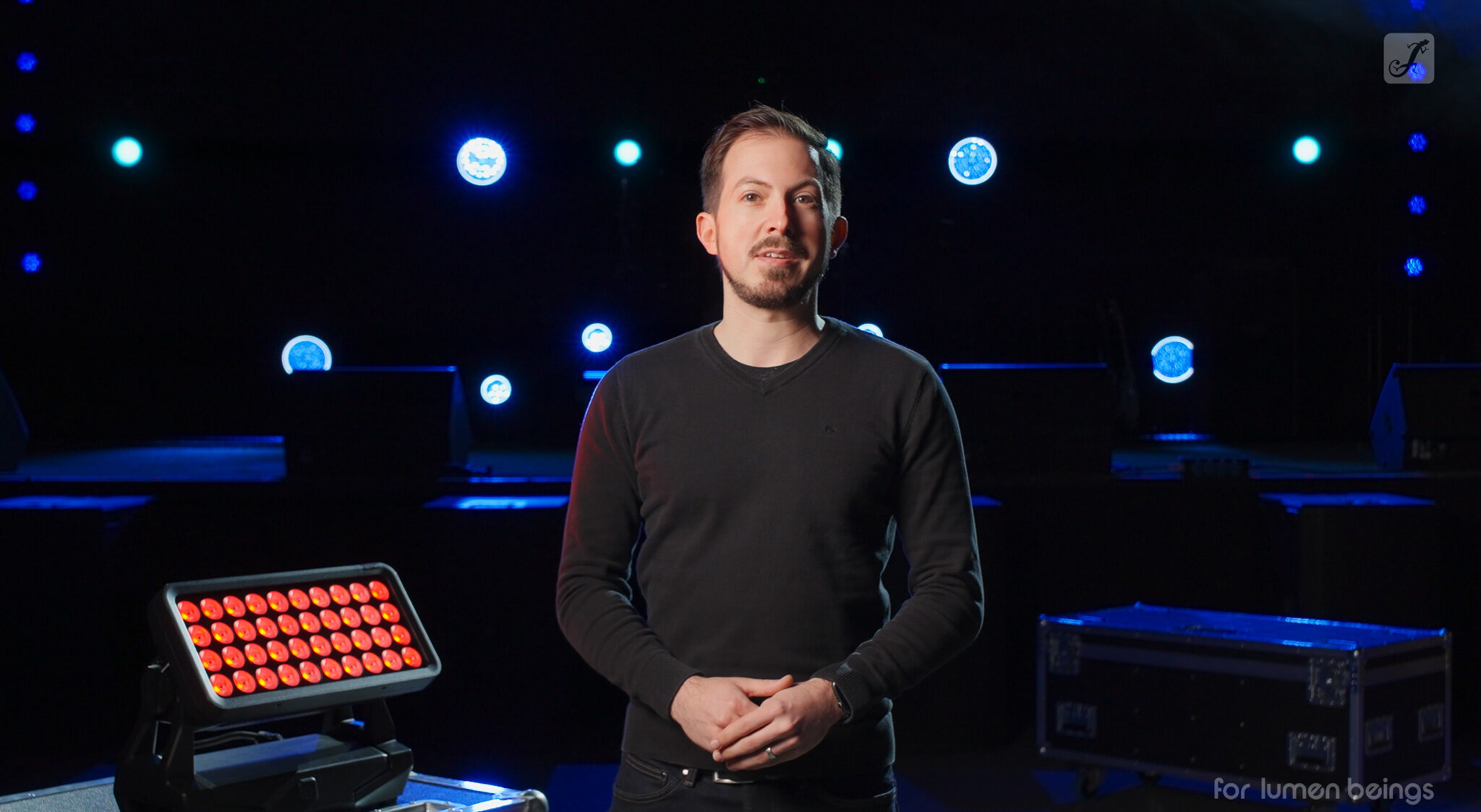 Professionelle Keynote-Produktion von 4kFactory für ein Werbe- & Produktvideo: Ein Speaker präsentiert die neue Cameo ZENIT W600 G2 Serie für die Adam Hall Group.