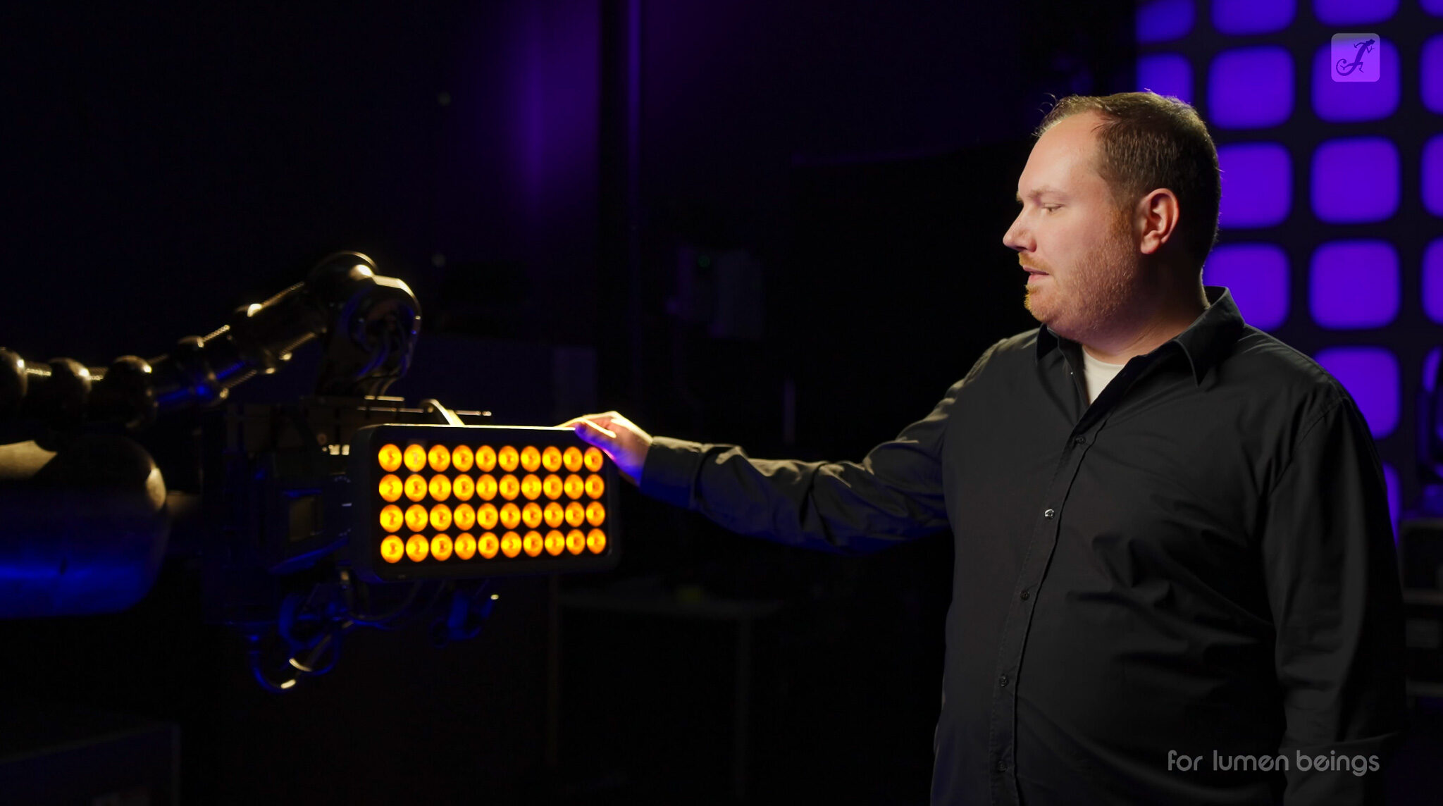 Cineastisches Corporate-Video: 4kFactory fängt die Produktvorstellung der Adam Hall Group in einer atmosphärischen Industrie-Kulisse für ein Werbe- & Produktvideo ein.