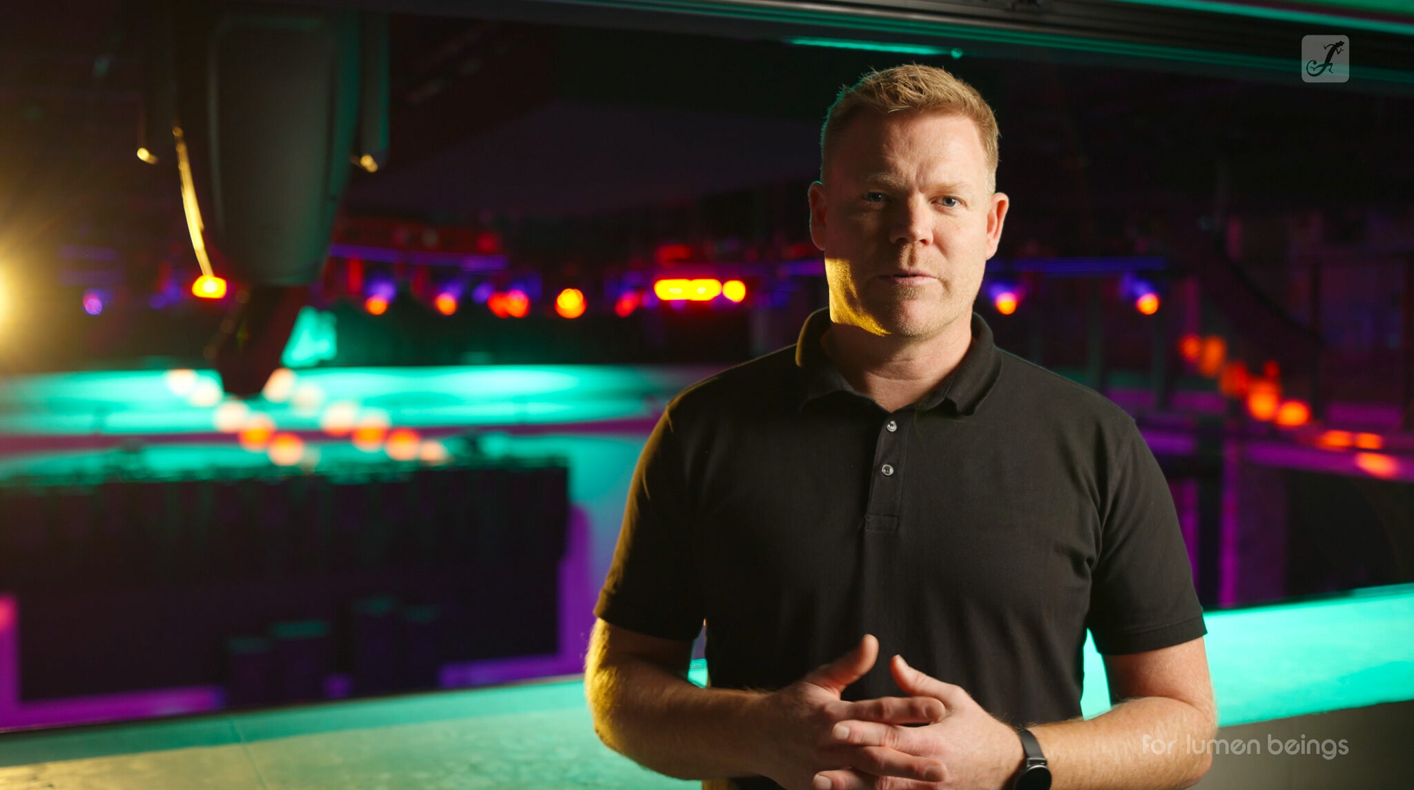 Hochwertige B2B-Videoproduktion von 4kFactory: Professionelle Keynote-Aufnahme eines Speakers für die Adam Hall Group zur Einführung der Cameo ZENIT W600 G2.