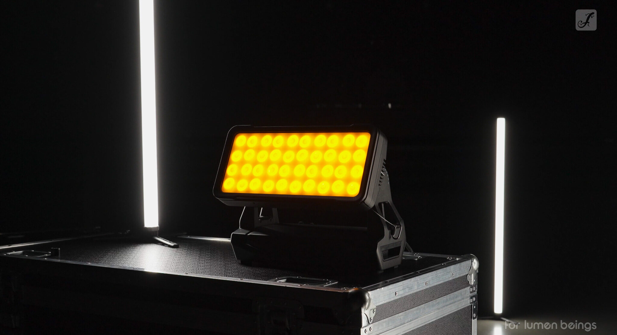 Professionelle Produktvideografie von 4kFactory: Die neue Cameo ZENIT W600 G2 LED-Washlight-Serie in einer hochwertigen Studio-Inszenierung in einem Werbe- & Produktvideo für die Adam Hall Group.