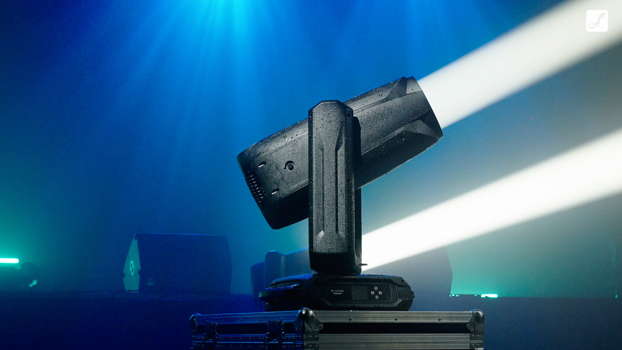 Neue Cameo OPUS X4 IP steht auf einer Truhe und scheint hell.