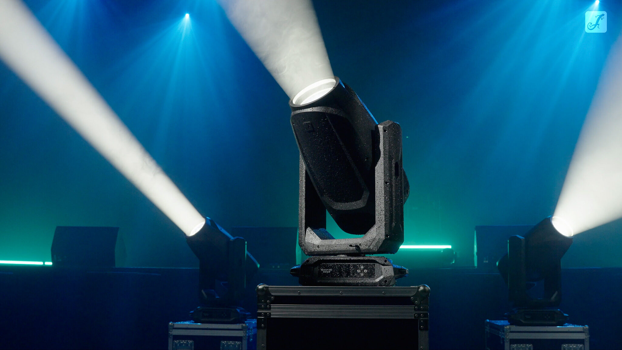 Neue Cameo OPUS X4 IP steht auf einem Flightcase und strahlt hells weißes Licht aus.