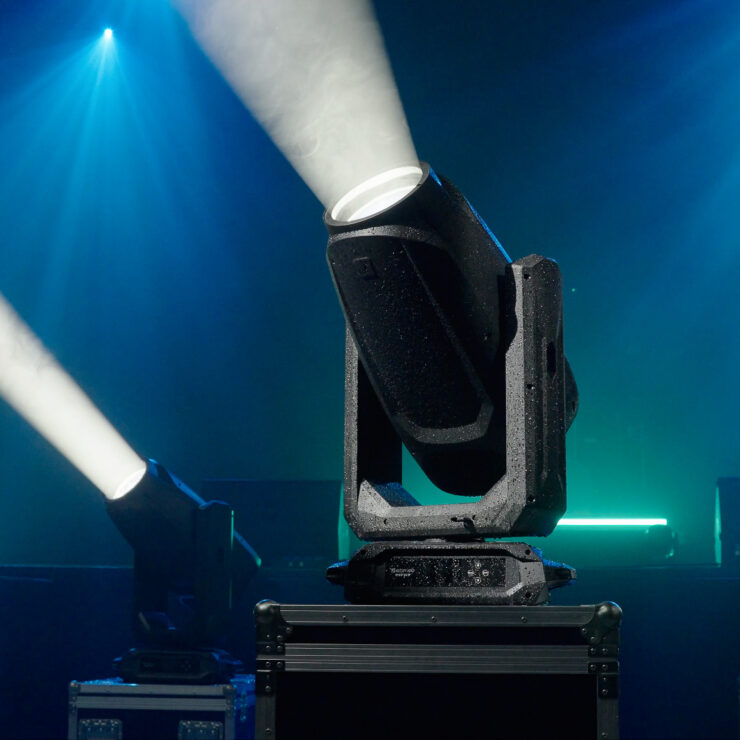 Neue Cameo OPUS X4 IP steht auf einem Flightcase und strahlt hells weißes Licht aus.