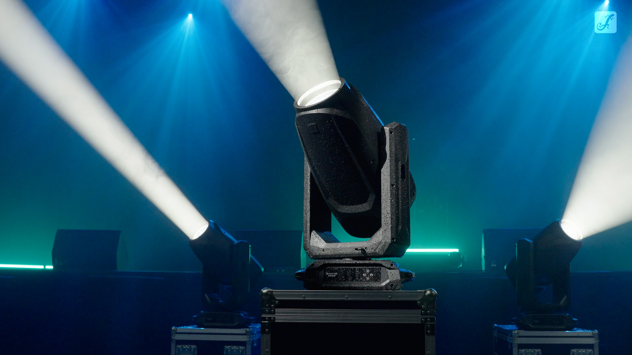 Neue Cameo OPUS X4 IP steht auf einem Flightcase und strahlt hells weißes Licht aus.