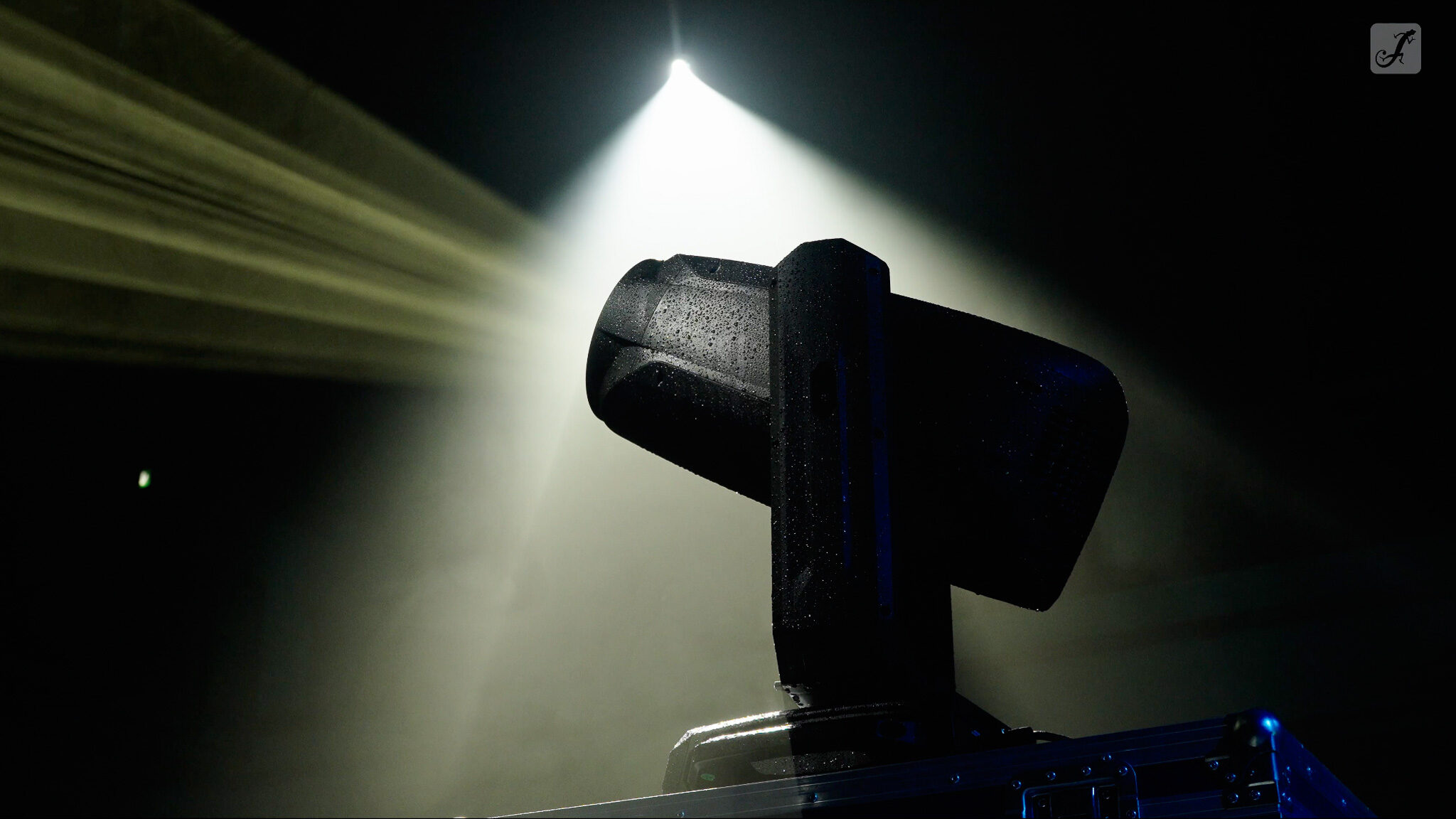 Neue Cameo OPUS X4 IP steht und wird von hinten hell beleuchtet.