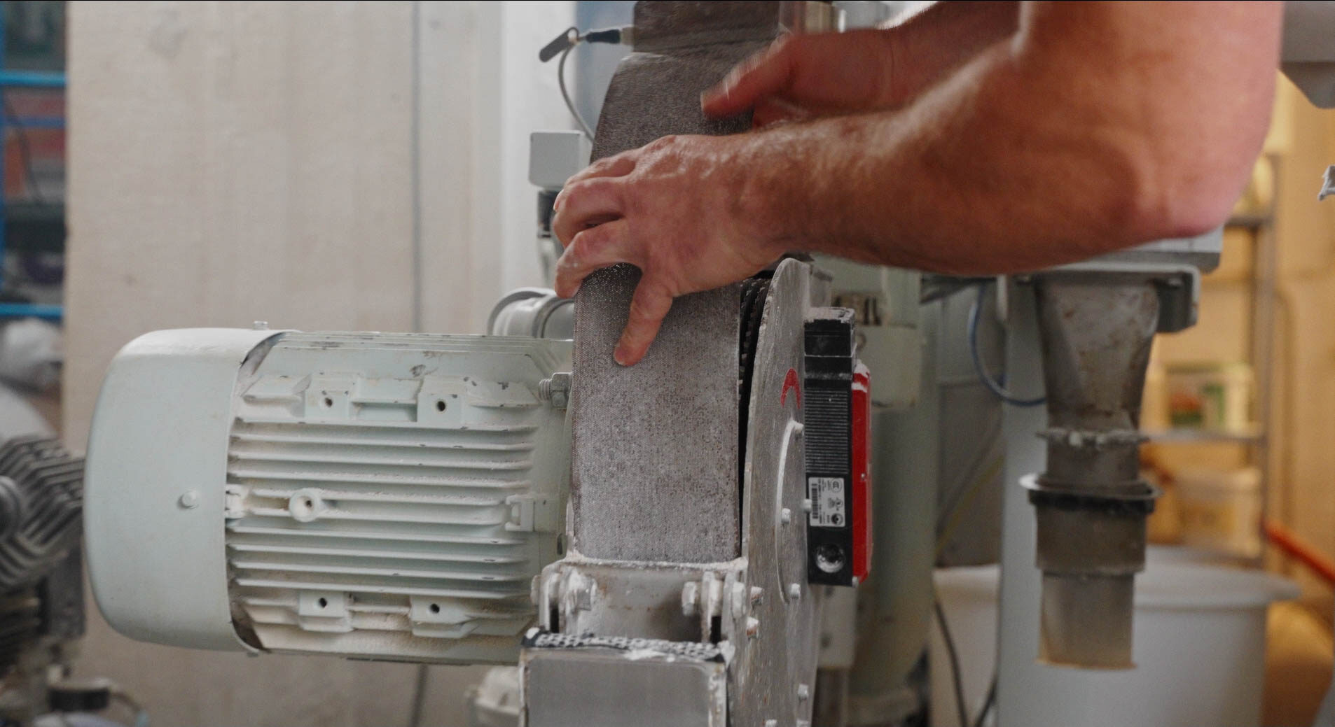 Hier wird das Mahlwerkzeug einer Mühle getauscht.