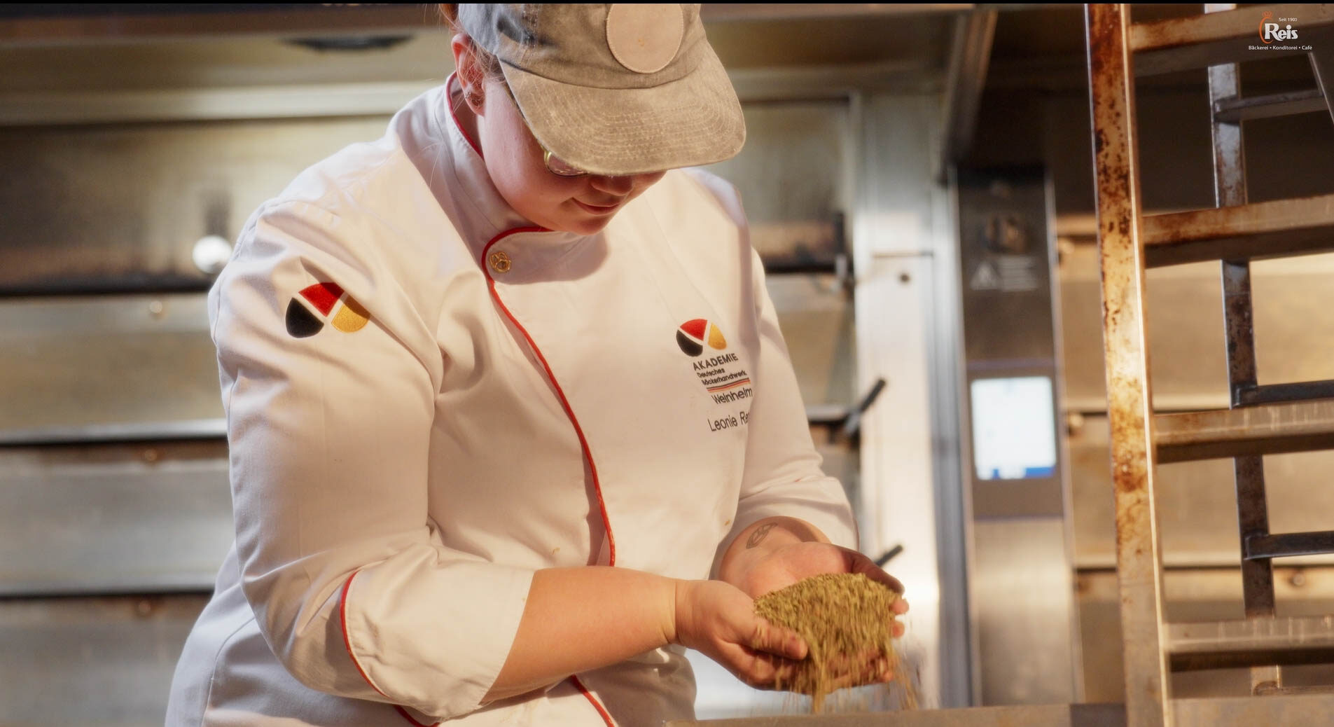 Es ist eine Frau zu sehen die eine Hand voll Gewürze hat. Sie prüft die Qualität. 4kFactory hat hier ein Video erstellt.