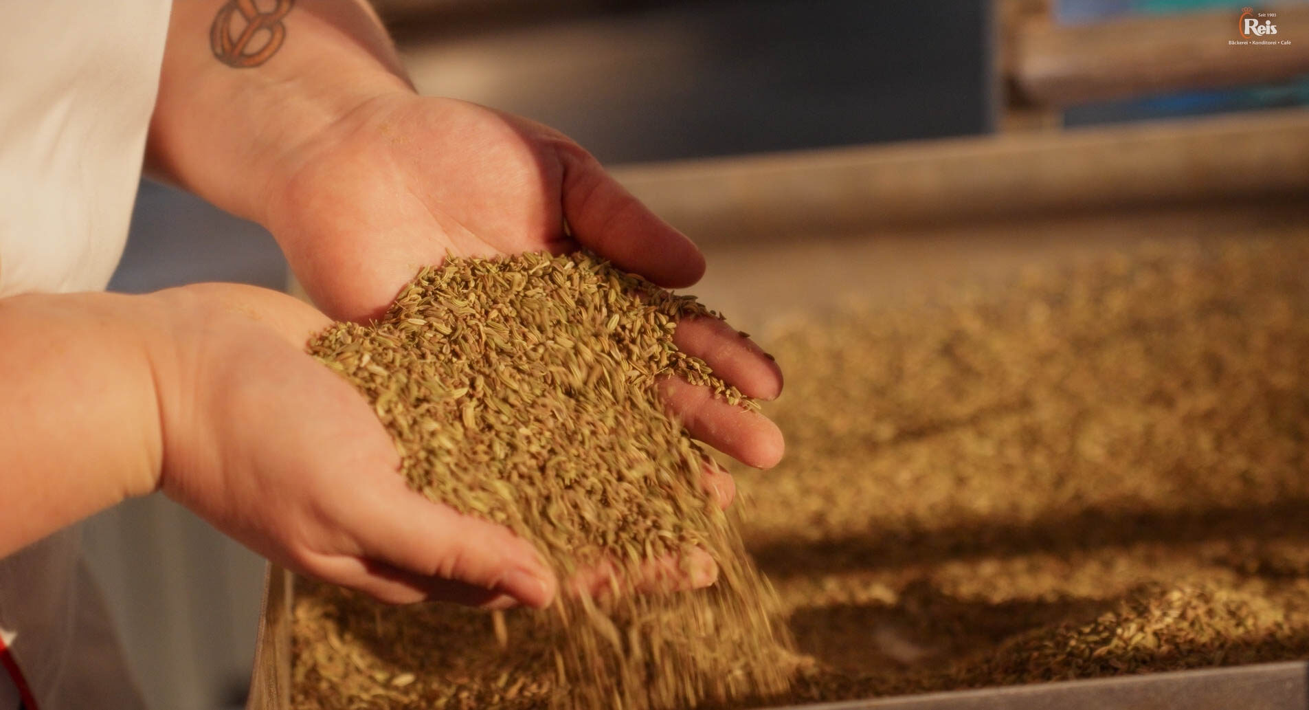 Hier wird ein Gewürz in die Hand genommen um die Qualität zu sichern. 4kFactory hat hier ein Video erstellt.