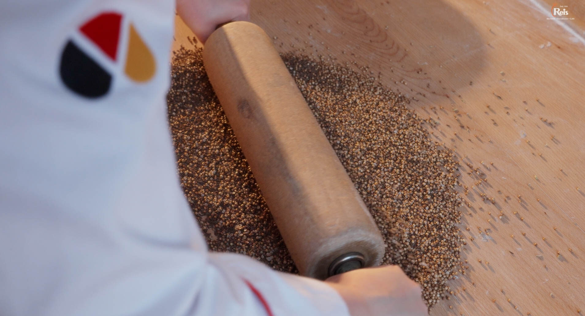 Auf diesem Bild wird ein Gewürz klein gemahlen. Das wird mit einem Nudelholz gemacht. 4kFactory hat hier ein Video erstellt.
