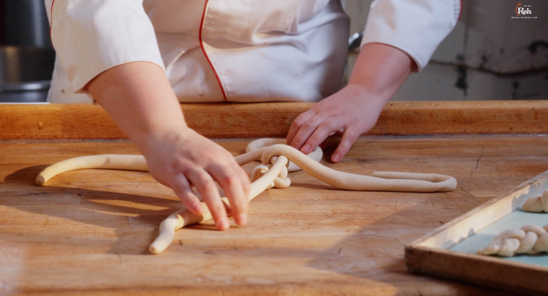 Hier wird eine Breze aus mehreren Laugenstangen geflochten.