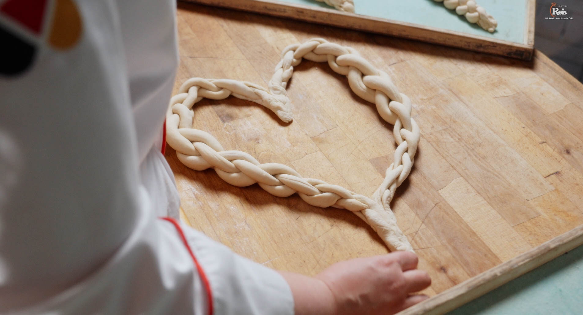 Hier wird eine riesige Breze geflochten. 4kFactory hat hier ein Video erstellt.