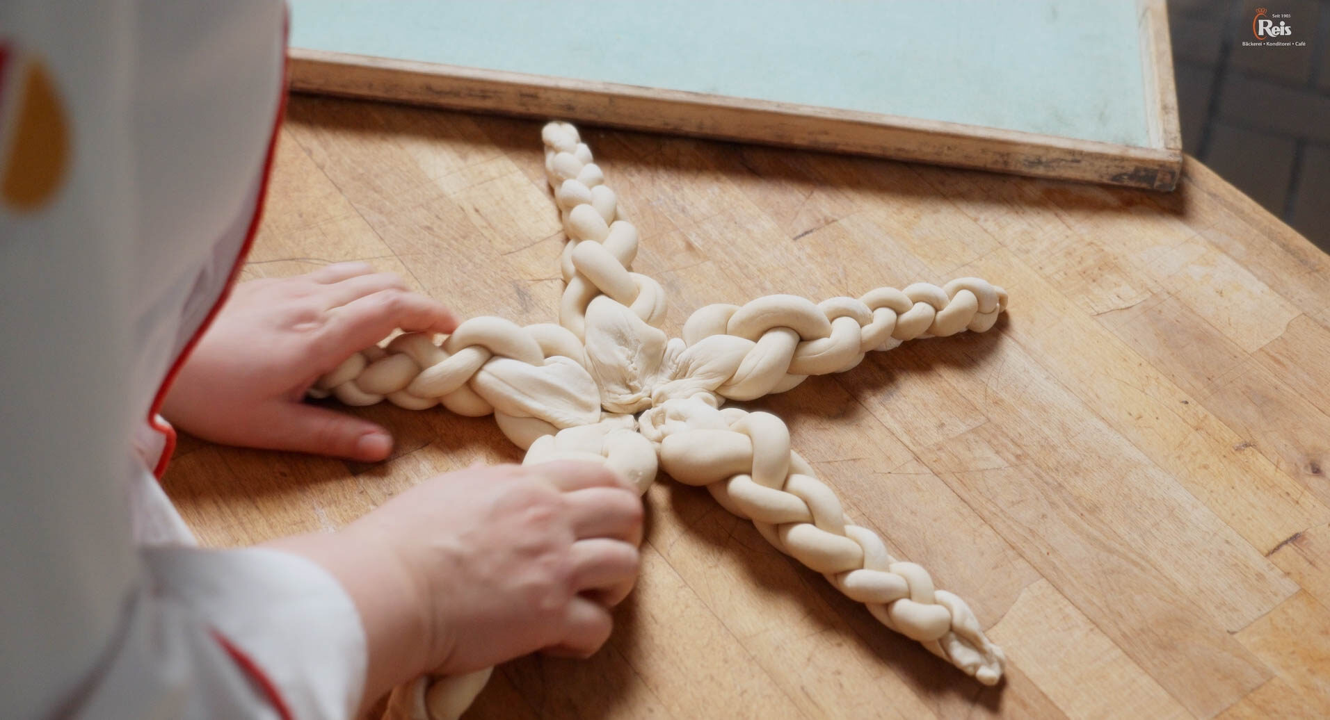 Hier wird ein Brezen Zopf geflächtet. 4kFactory hat hier ein Video erstellt.