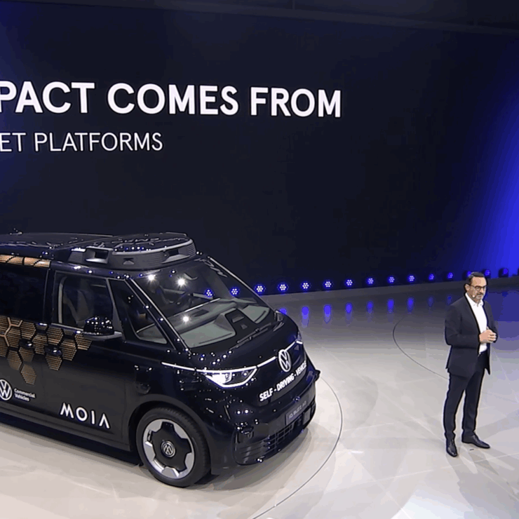 Innovation auf großer Bühne: Christian Senger (Volkswagen Nutzfahrzeuge) präsentiert den autonomen ID. Buzz AD bei der IAA MOBILITY. 4kFactory dokumentiert die Keynote unter dem Motto „True Impact Comes From Scalable Fleet Platforms“.