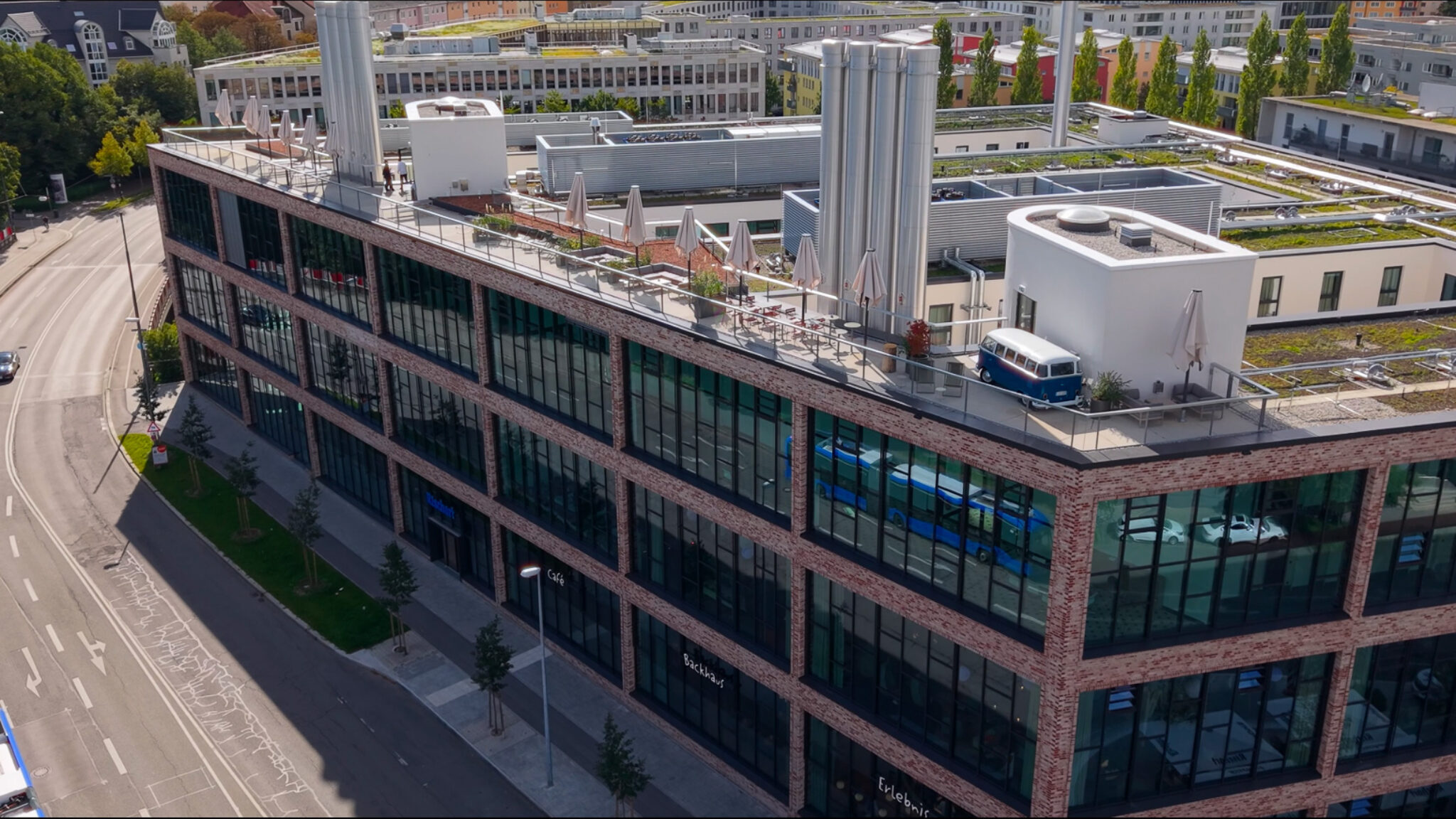 Spektakuläre Drohnenaufnahme des Ritschart Hotels München von 4kFactory: Urbanes Architektur-Shooting für das 196+ Forum mit Blick auf das Cocoon Hotel und die ikonische Dachterrasse.