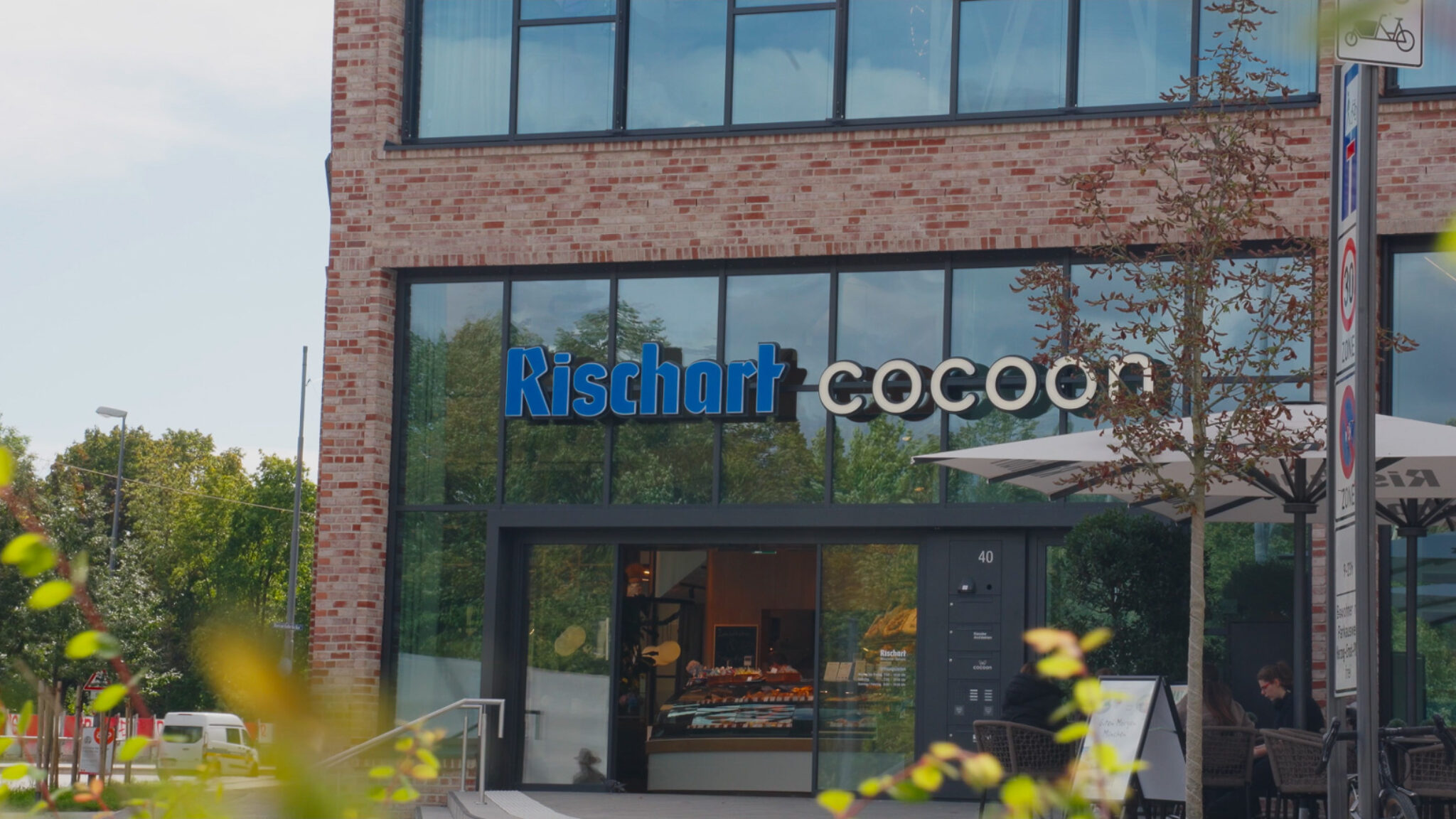 Professionelles Brand-Shooting am Cocoon München: 4kFactory setzt das moderne Backstein-Design und die Marken-Präsenz von Rischart in Szene.