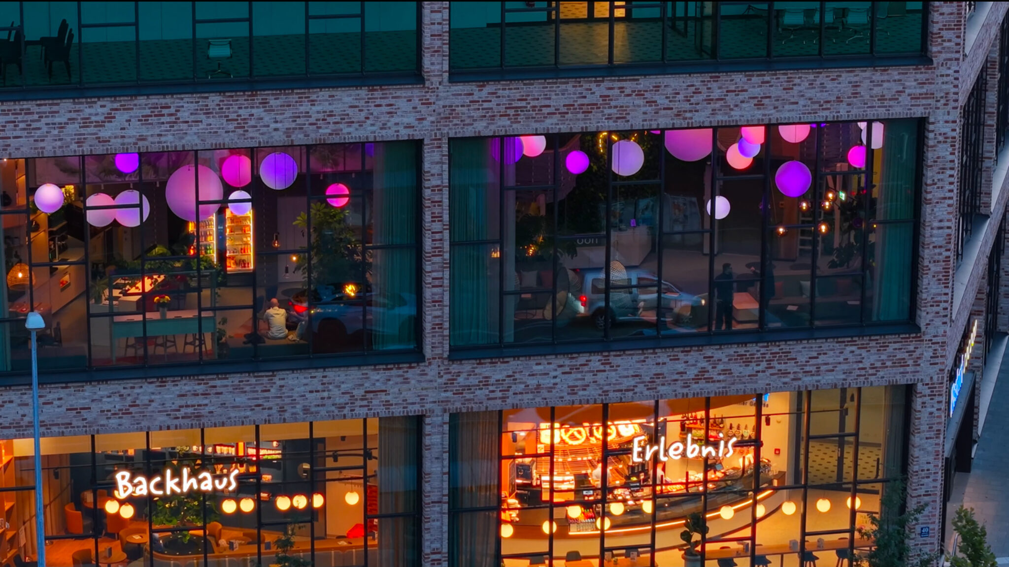 Professionelles Brand-Shooting bei Rischart in München für ein Werbevideo für Hotels: 4kFactory setzt die Lichtstimmung und Fassadenästhetik des Cocoon Hotels werbewirksam in Szene.