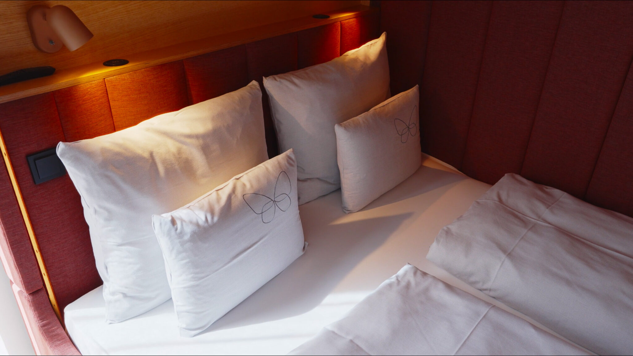 High-End Interior-Content von 4kFactory: Detailaufnahme des Bett-Designs mit Fokus auf Lichtführung und Materialästhetik im Cocoon München.