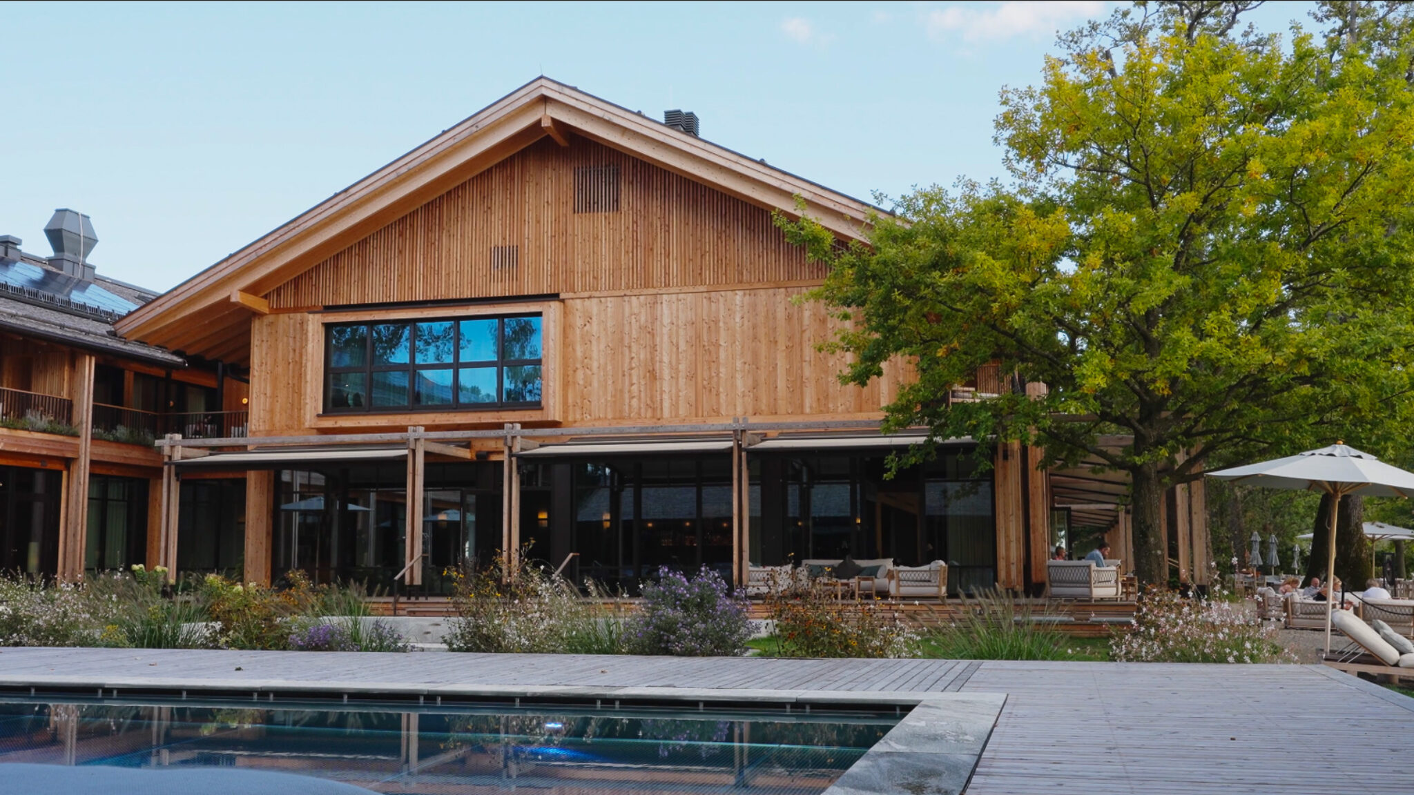 Hochwertige Hotel-Dokumentation von 4kFactory: Die moderne Holzarchitektur des Chiemgauhofs am Chiemsee im Rahmen des 196+ Forums.