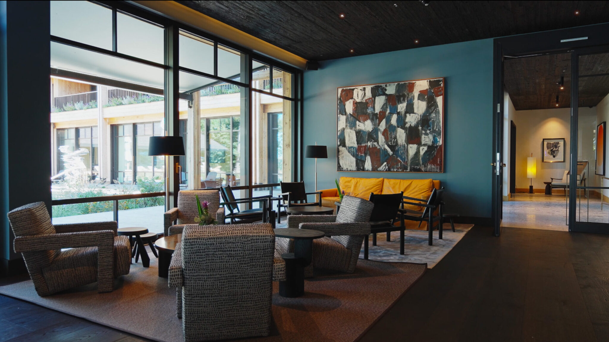 Ganzheitliche Dokumentation am Chiemsee für ein Werbevideo für Hotels: 4kFactory setzt die Verbindung von moderner Innenarchitektur und großzügigen Glasfronten in Szene.