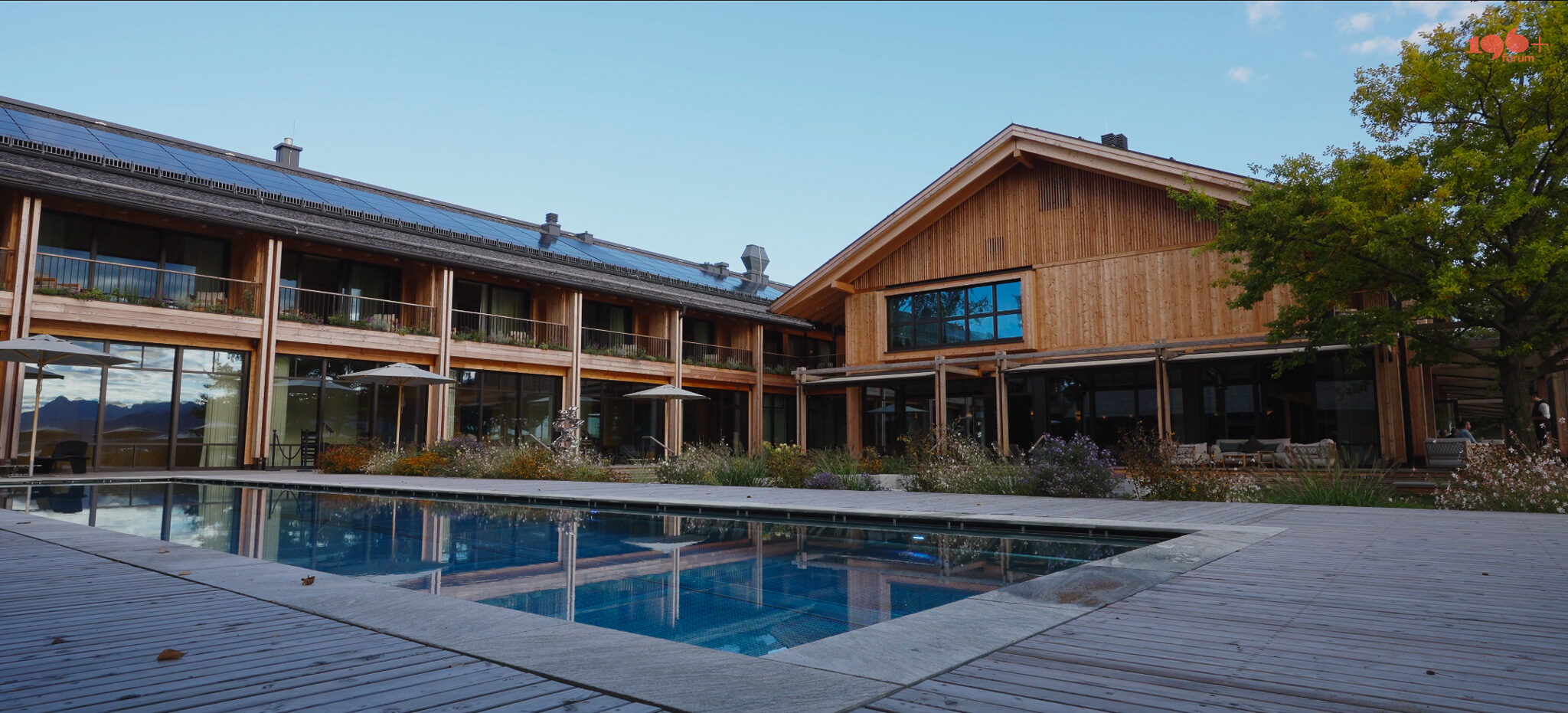 High-End Hospitality-Videografie für ein Werbevideo für Hotels: 4kFactory setzt die moderne Holzarchitektur und das Garten-Ambiente des Chiemgauhof Lakeside Retreats in Szene.