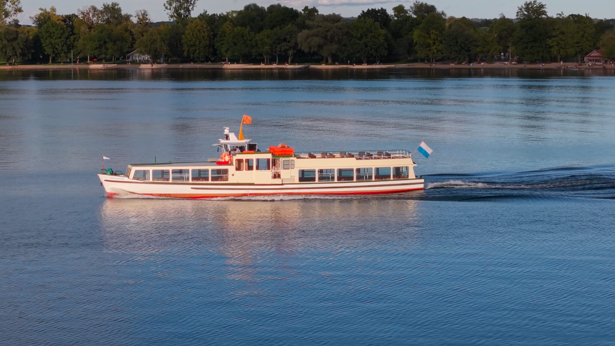 Eindrucksvolle Landschaftsaufnahme am Chiemsee: Ein Ausflugsdampfer kreuzt vor der Kulisse des Chiemgauhofs, fotografiert von 4kFactory für das 196+ Forum.