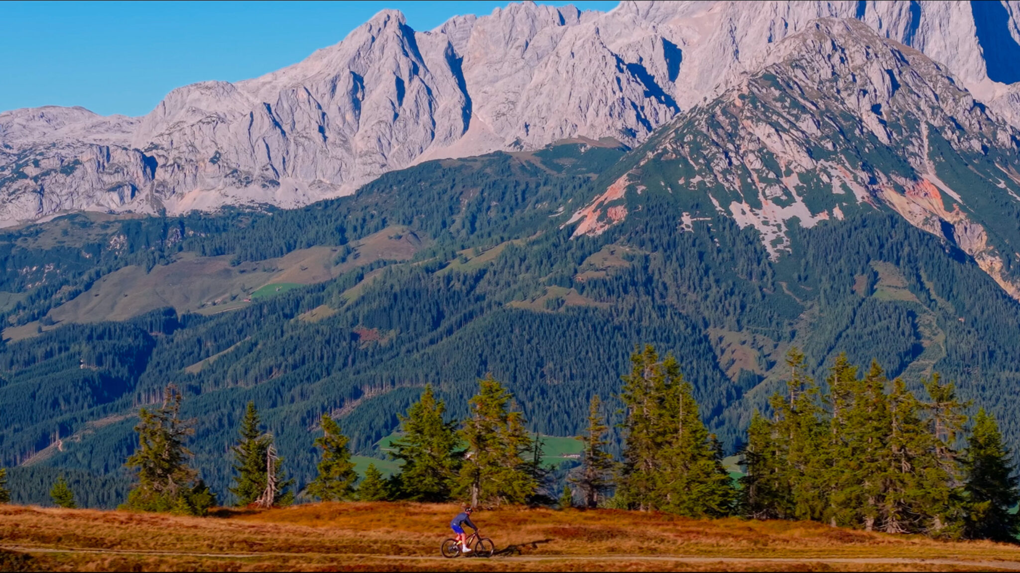 Emotionale Markeninszenierung in der Natur: 4kFactory dokumentiert die Freiheit des Mountainbikens vor der dramatischen Kulisse der Salzburger Alpen.