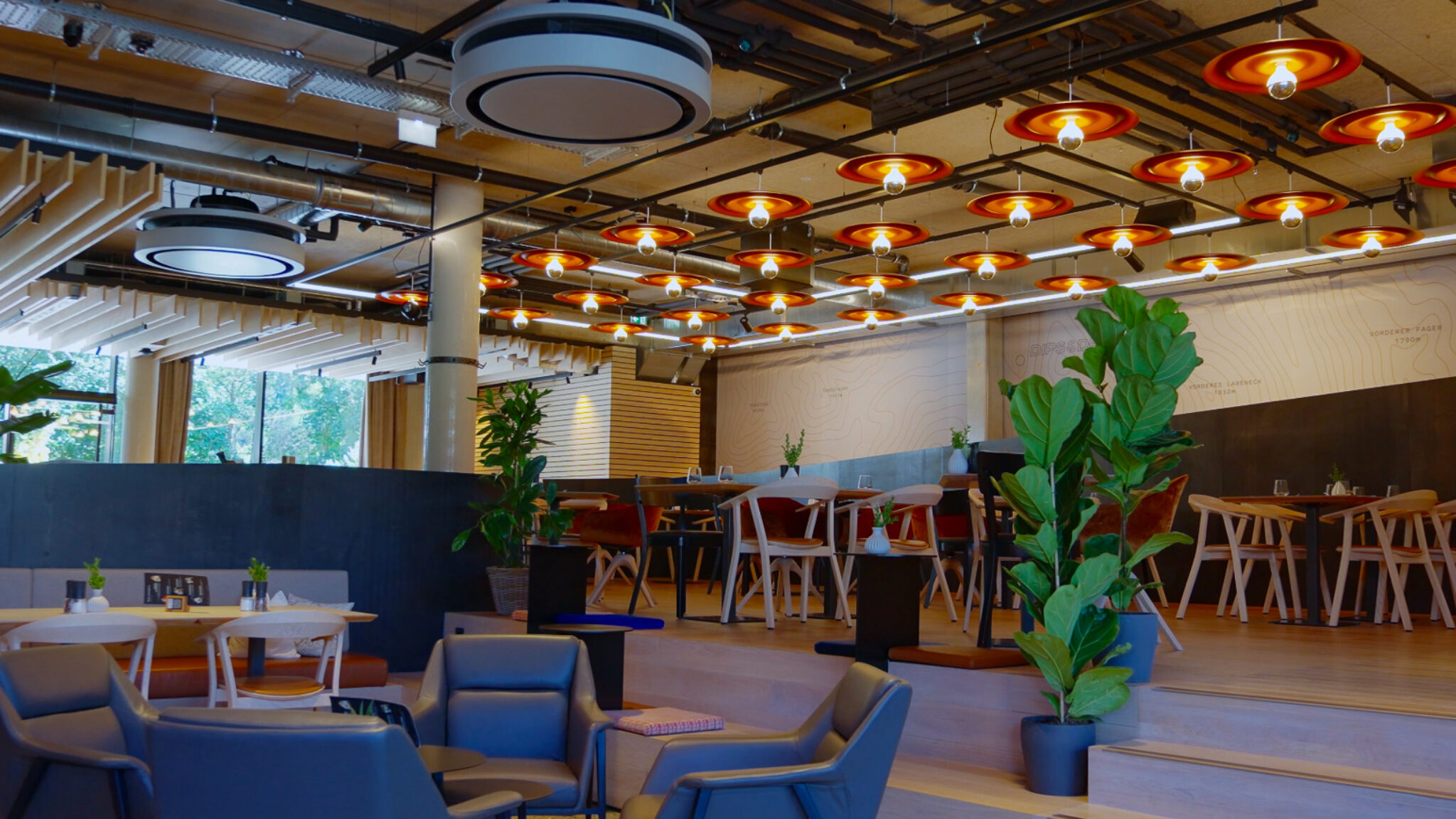 High-End Interior-Videografie von 4kFactory: Das moderne Bistro-Design im Dips & Drops Flachau mit Fokus auf Lichtkonzept und Mobiliar. Wir drehen hier ein Werbevideo für Hotels.