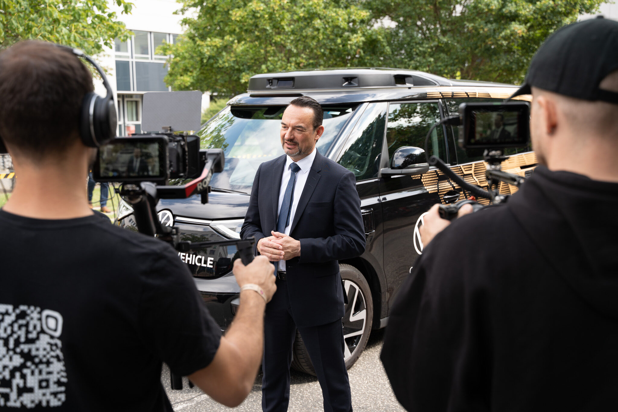 Professionelle Automotiv Werbevideoproduktion in Hannover: 4kFactory im exklusiven Interview-Dreh mit dem MOIA CEO vor dem autonomen Ride-Pooling-Fahrzeug.