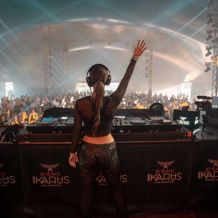 alt="Lauren Mia interagiert mit der Menge auf dem Ikarus Festival 2025. Der Blick von der Bühne zeigt die feiernde Crowd, dokumentiert von 4kFactory."