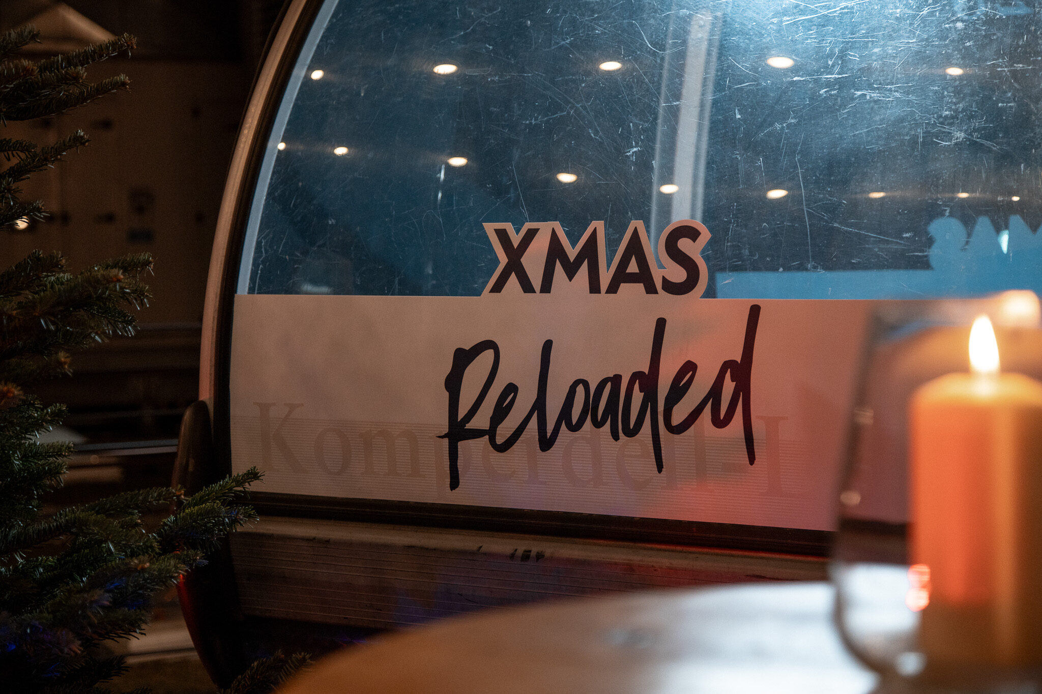 Detailaufnahme des Event-Brandings „XMAS Reloaded“ für das event video München auf der Avantgarde Weihnachtsfeier, professionell fotografiert von der Medienagentur 4kFactory.