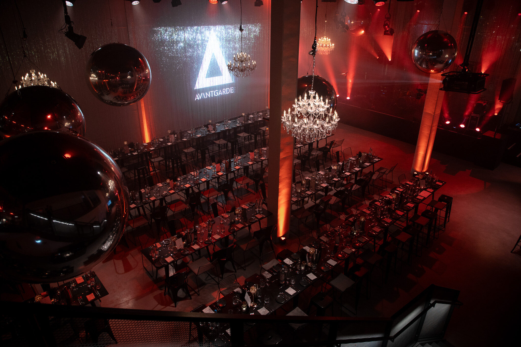 Exklusives event video München von 4kFactory: Gala-Dinner der Avantgarde München mit beeindruckender Logo-Projektion, Kronleuchtern und atmosphärischer Lichtinszenierung.