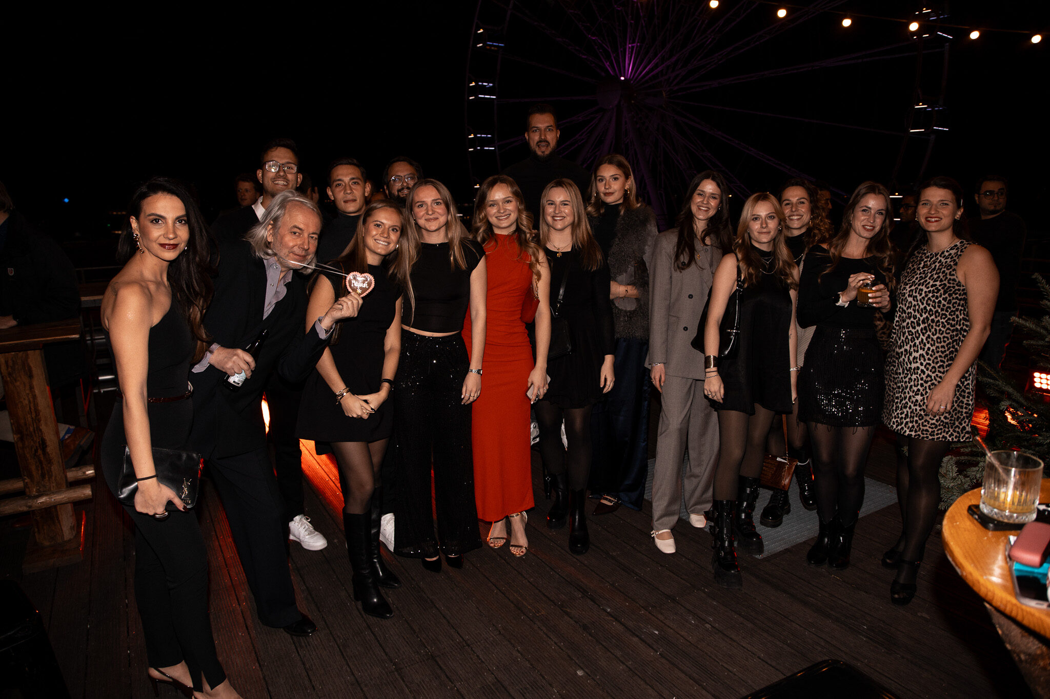 Professionelles Gruppenfoto für das event video München auf der Avantgarde Weihnachtsfeier in München – 4kFactory fängt die ausgelassene Stimmung des Teams vor der Kulisse des Riesenrads ein.