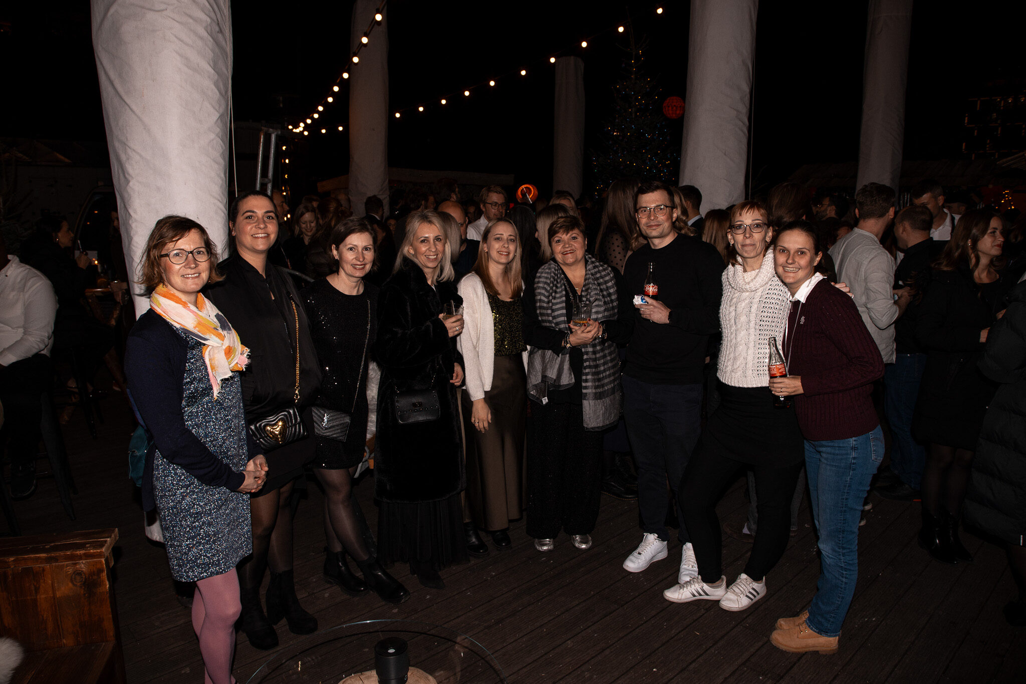 Hochwertige Gäste-Fotografie von 4kFactory für das event video München: Gruppenaufnahme in festlicher Atmosphäre während des Corporate Events der Avantgarde.