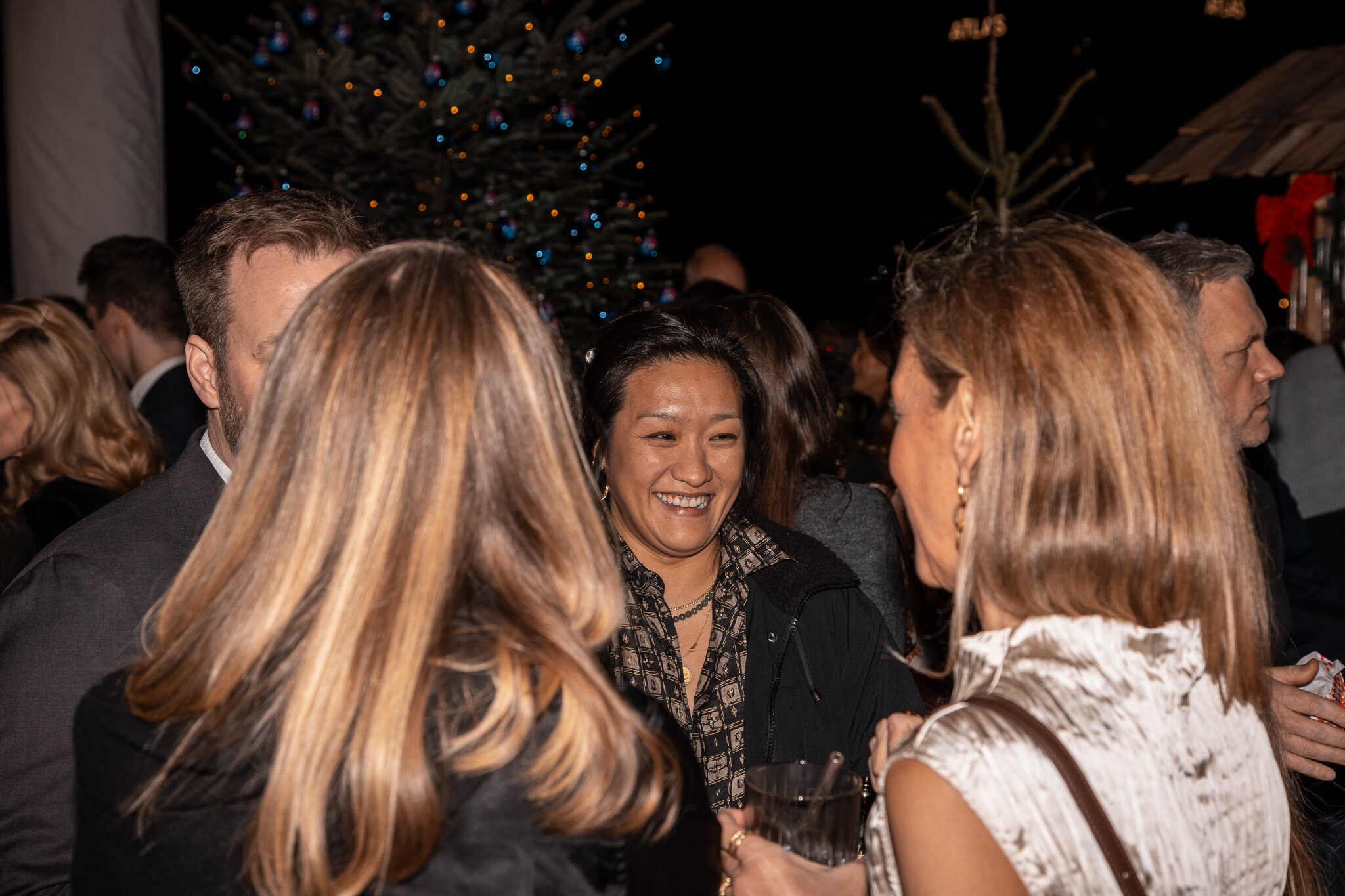 Lebendige Event-Momente: 4kFactory fängt lachende Gäste und authentische Interaktionen auf der Avantgarde Weihnachtsfeier ein.