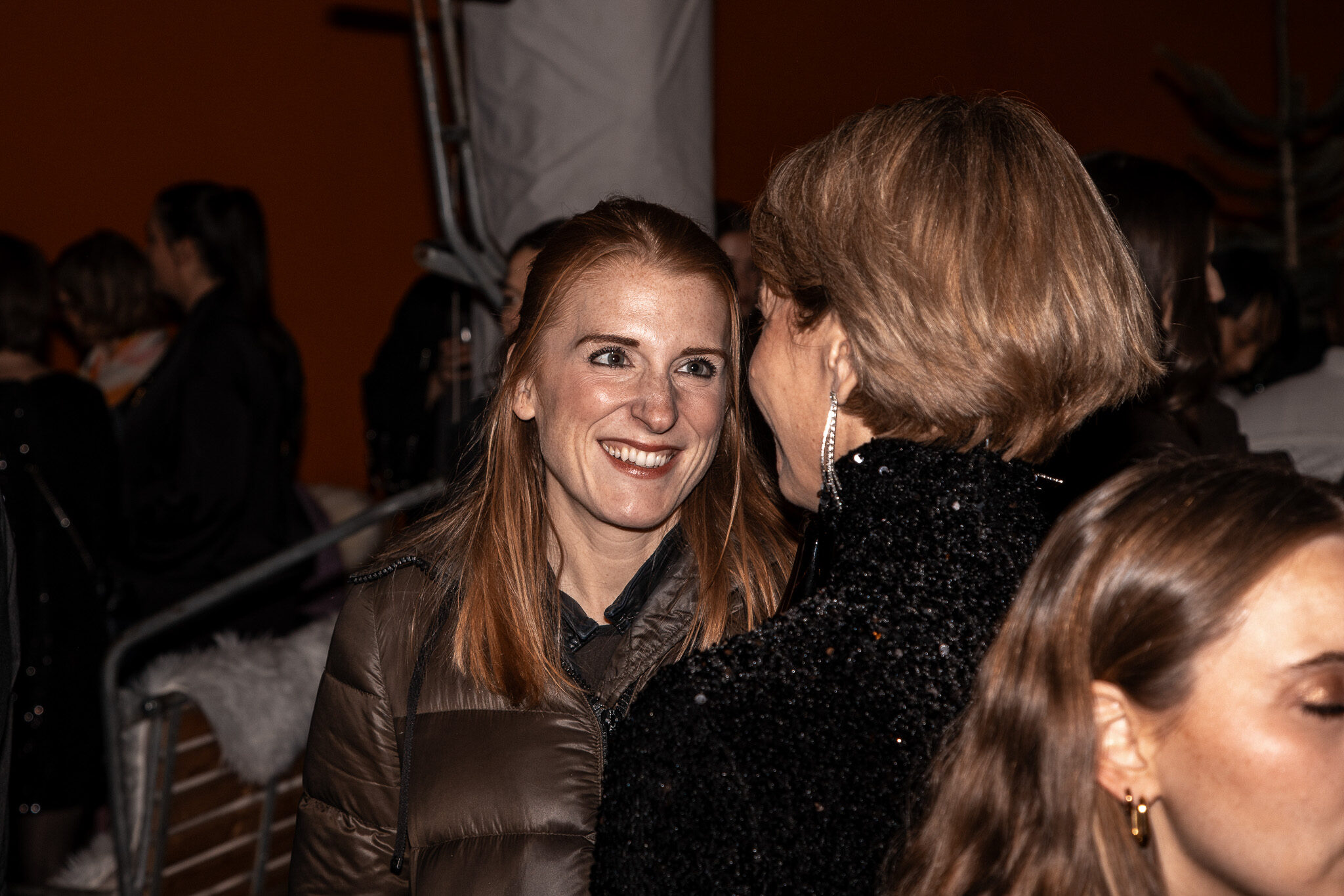 Professionelle Eventbegleitung: 4kFactory hält emotionale und ungezwungene Gesprächsmomente während der Firmenfeier fest.