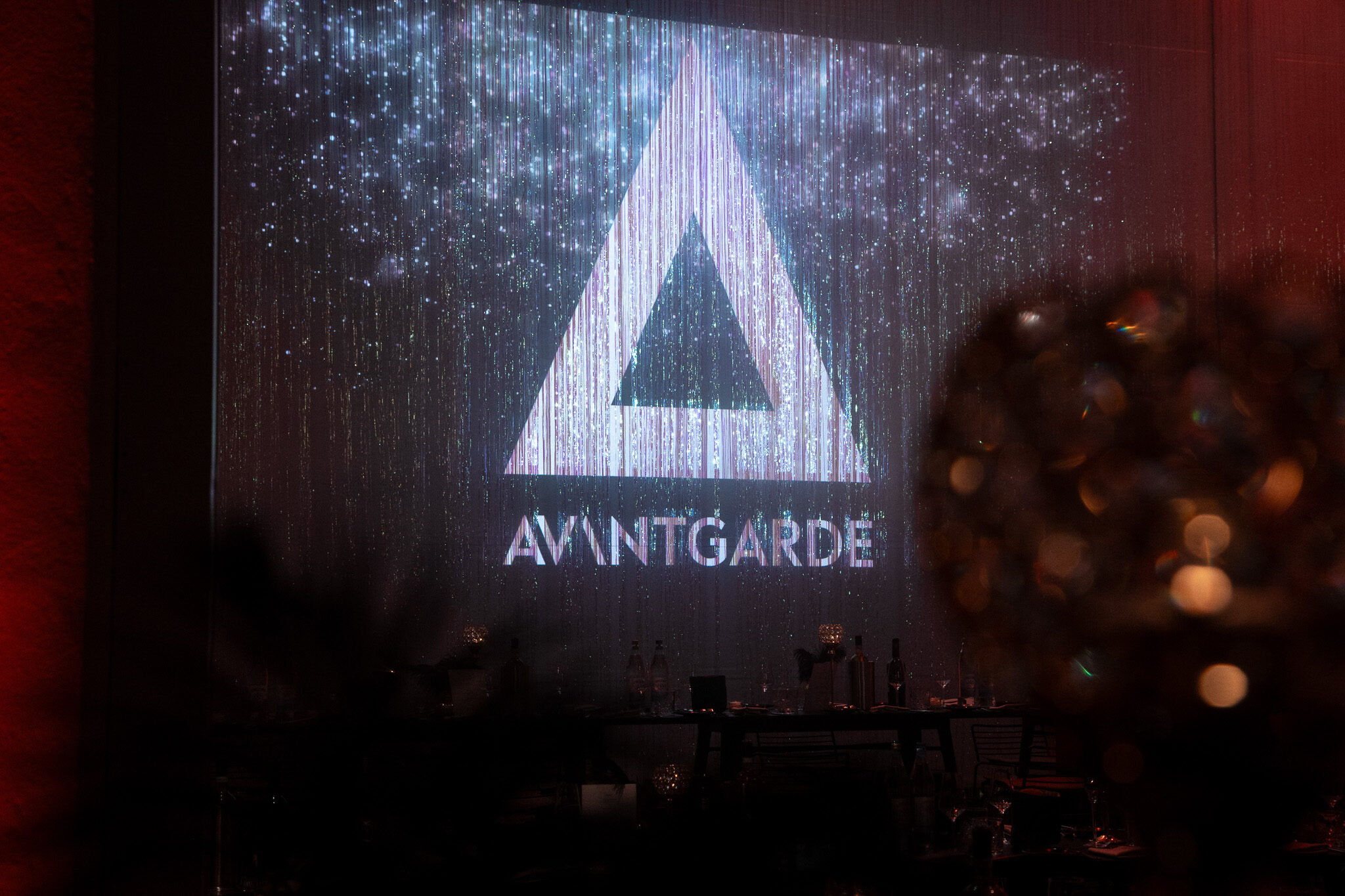 Beeindruckende Logo-Projektion der Agentur Avantgarde bei einem Gala-Event, professionell fotografiert von 4kFactory mit Fokus auf Lichtdesign und Markeninszenierung für das event video München.