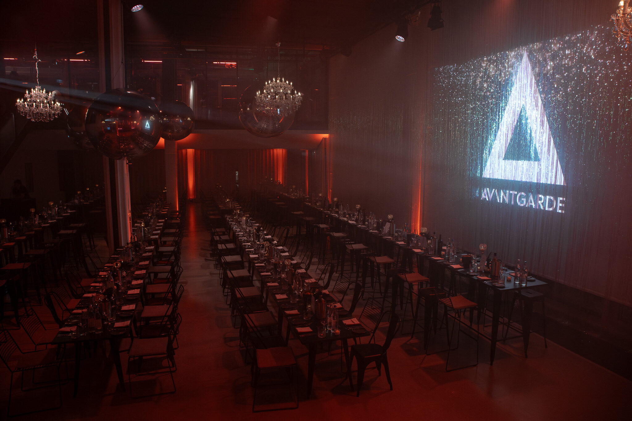 Beeindruckende Logo-Projektion der Agentur Avantgarde bei einem Gala-Event, professionell fotografiert von 4kFactory mit Fokus auf Lichtdesign und Markeninszenierung.