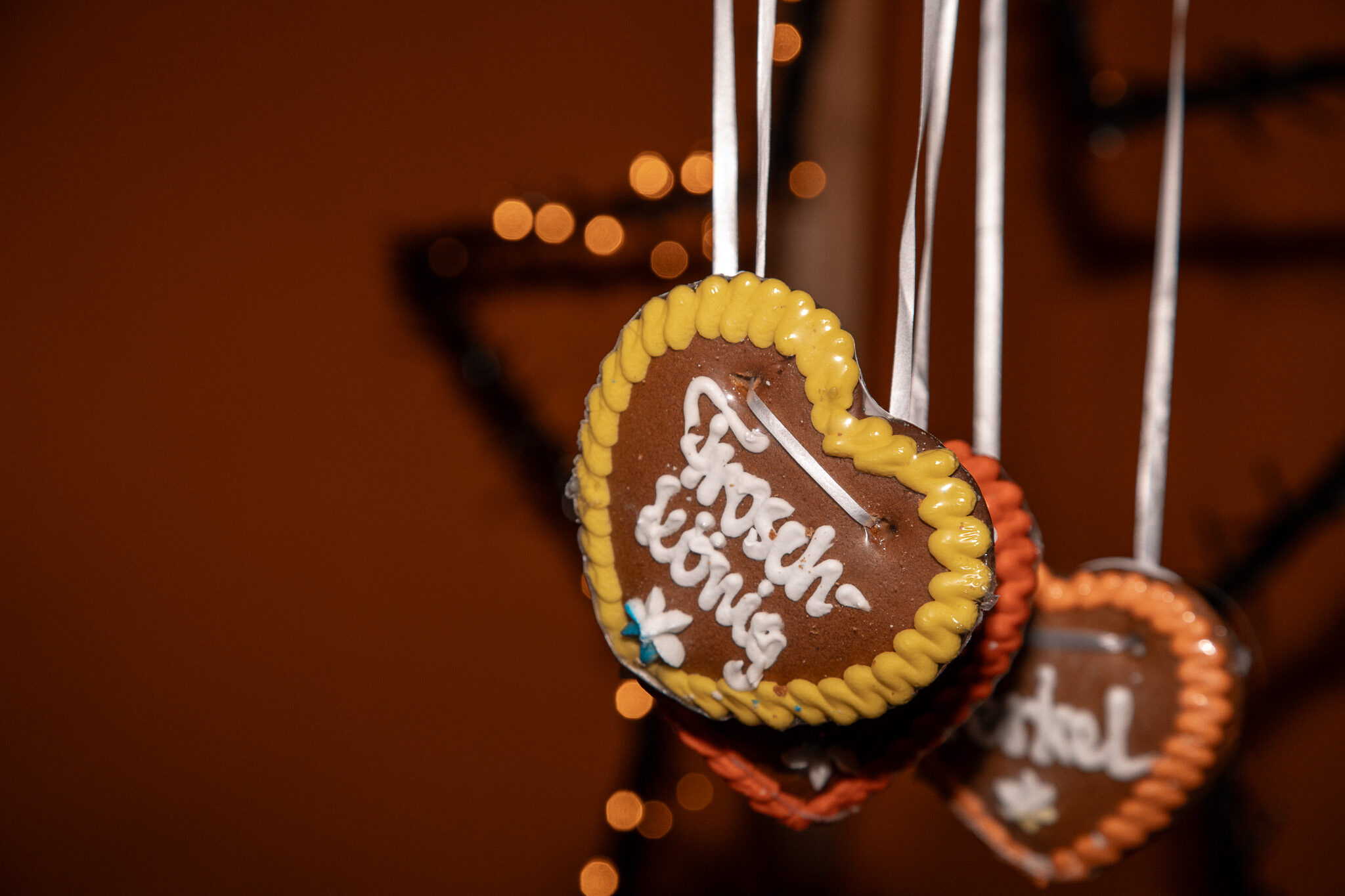 Stimmungsvolle Makro-Fotografie: Traditionelle Lebkuchenherzen auf der Avantgarde Weihnachtsfeier, detailreich festgehalten von 4kFactory.