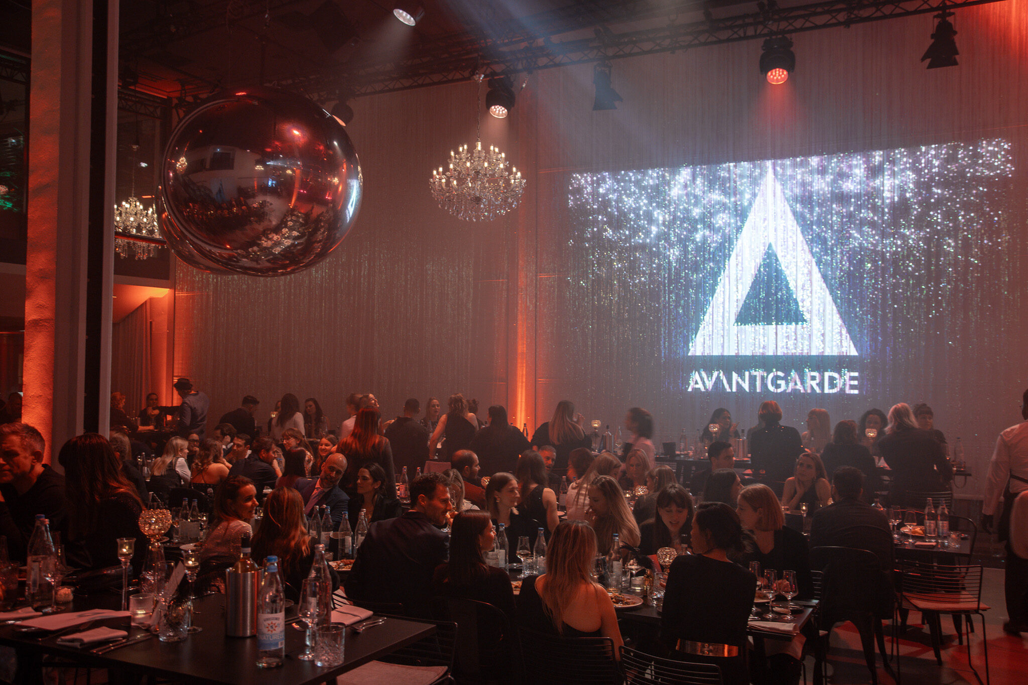 Exklusives Gala-Dinner der Agentur Avantgarde in München, professionell dokumentiert von 4kFactory – Fokus auf Markeninszenierung, elegante Saal-Atmosphäre und festliche Tischdekoration.