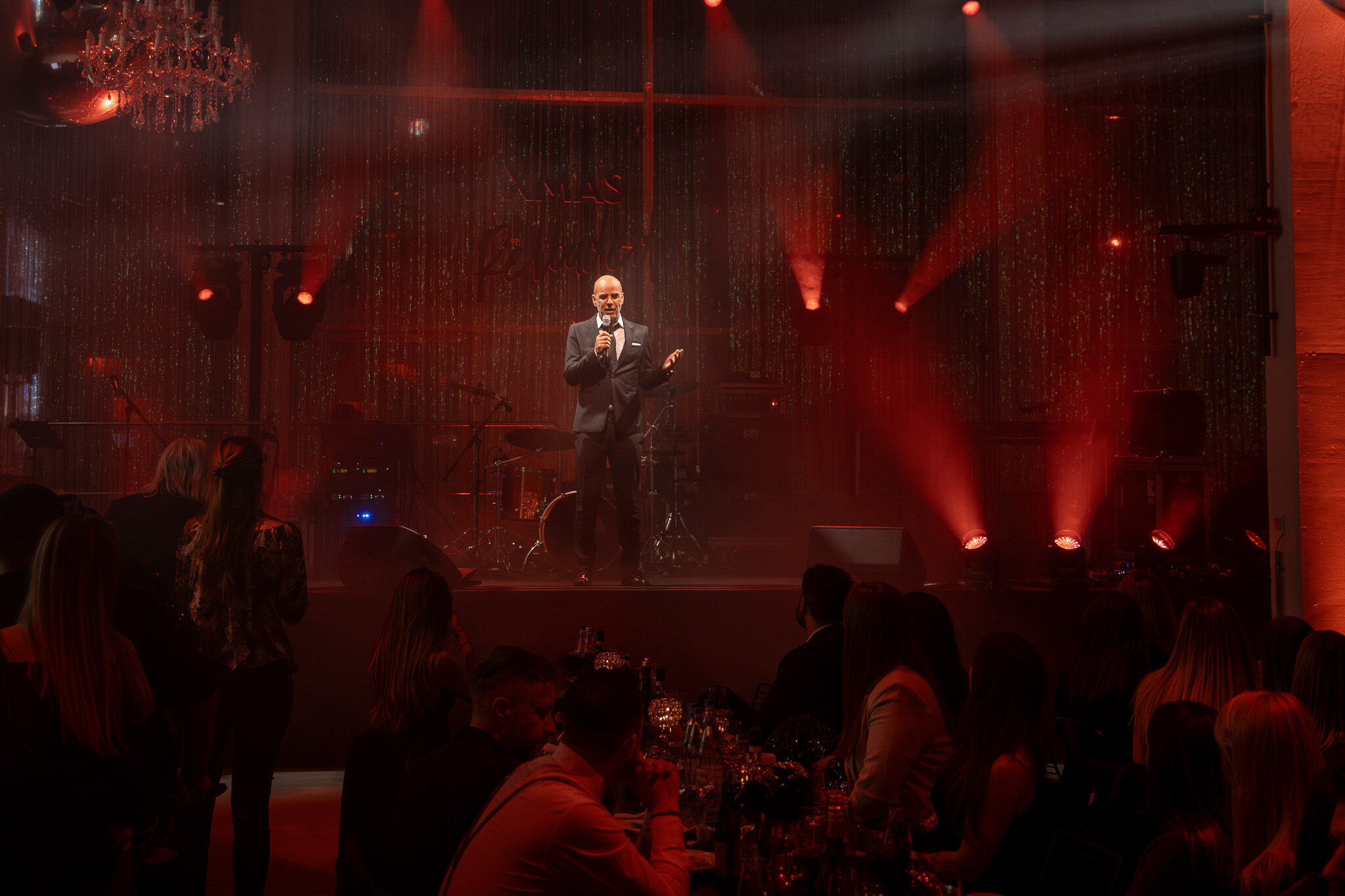 Dynamische Party-Atmosphäre auf der Avantgarde Weihnachtsfeier: 4kFactory nutzt kreative Bewegungsunschärfe und stimmungsvolles Rotlicht, um die Energie der tanzenden Gäste einzufangen.