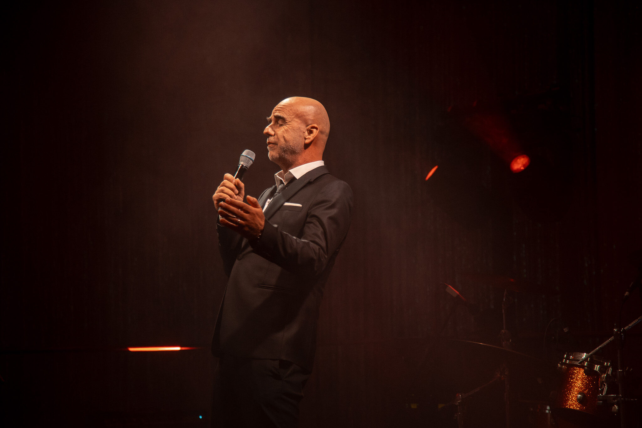 Dynamische Party-Atmosphäre auf der Avantgarde Weihnachtsfeier: 4kFactory nutzt kreative Bewegungsunschärfe und stimmungsvolles Rotlicht, um die Energie der tanzenden Gäste einzufangen.