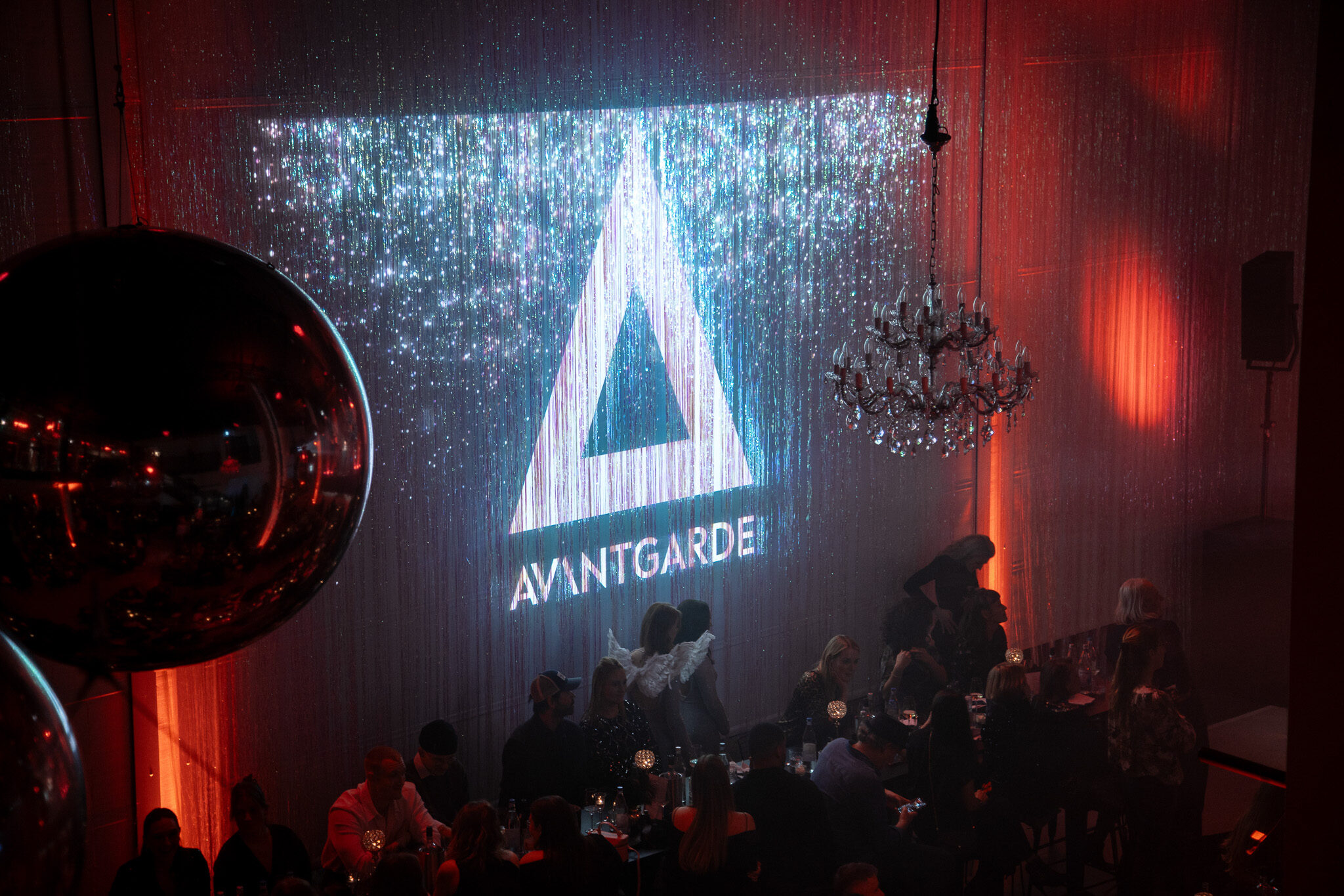 Markeninszenierung im Raum: 4kFactory zeigt das Zusammenspiel von digitaler Logo-Projektion und luxuriösem Interieur beim Avantgarde Corporate Event.