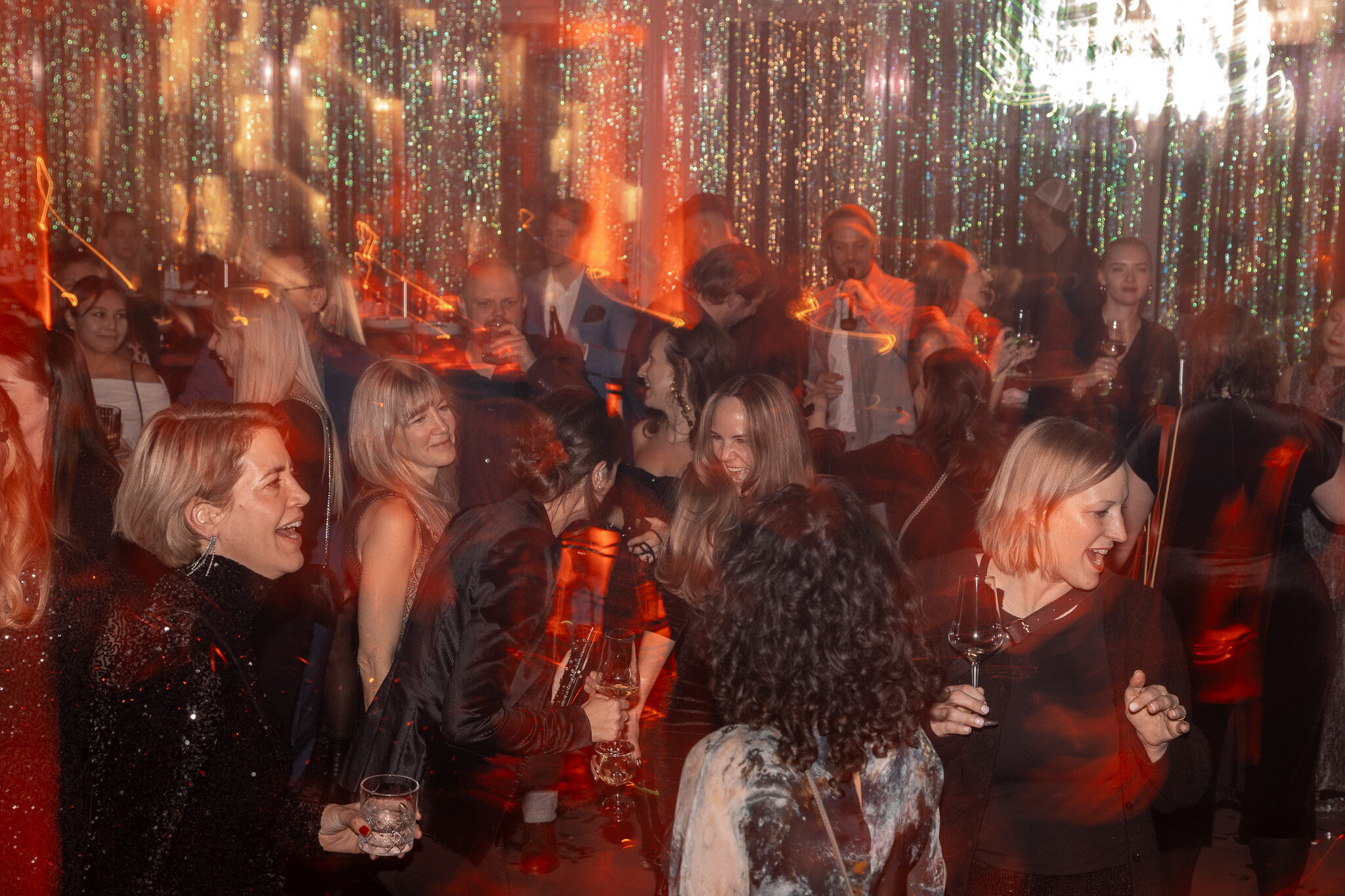 Lebendige Event-Dokumentation: 4kFactory nutzt kreative Unschärfe, um die Energie und Freude der Gäste auf der Tanzfläche zu visualisieren.