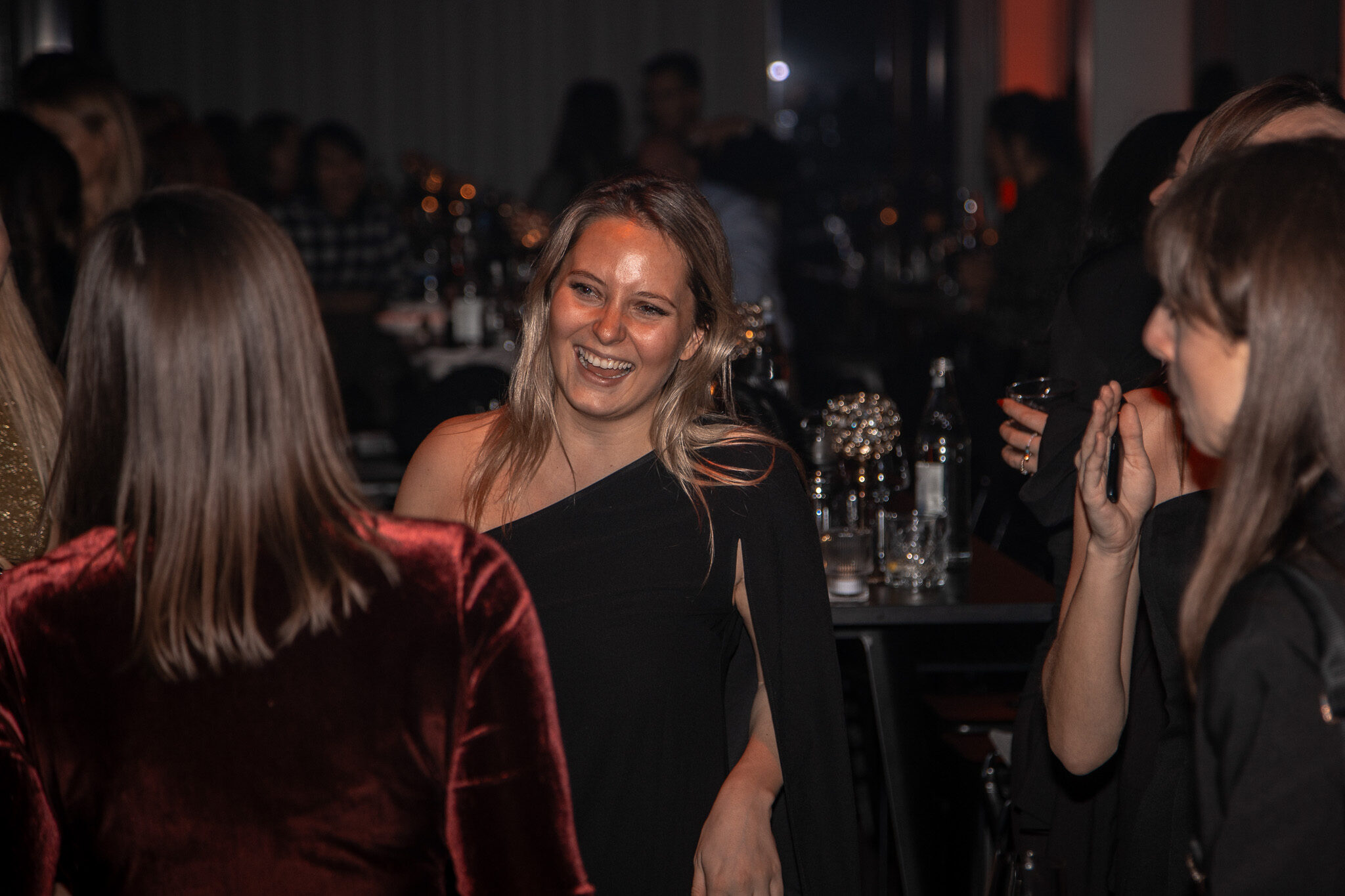 Stimmungsvolle Party-Impression: 4kFactory dokumentiert tanzende Gäste in modernem Club-Ambiente mit atmosphärischen Lichtakzenten.