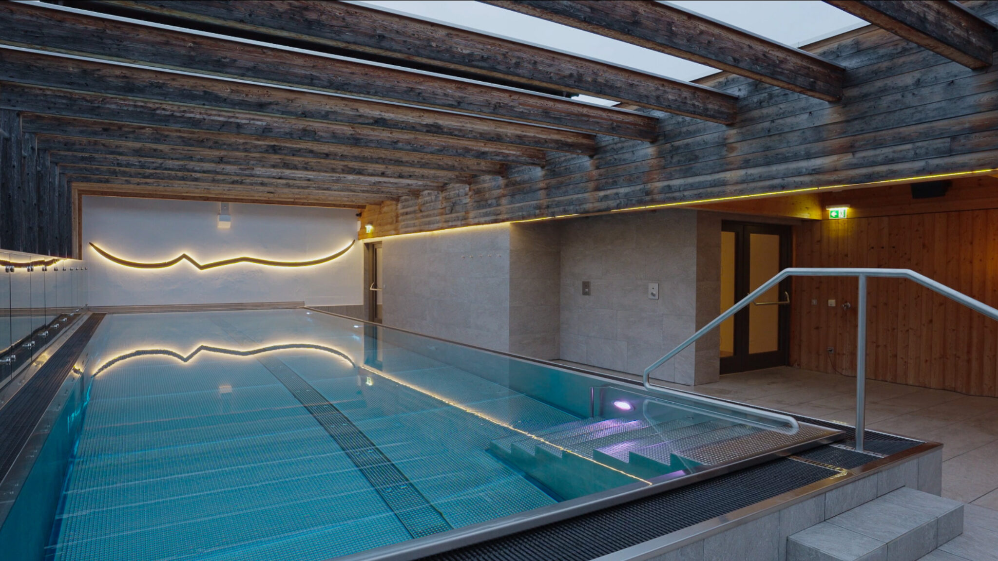 Professionelle Architektur-Dokumentation für ein Werbevideo für Hotels: Symmetrische Aufnahme des Poolbereichs im Dips & Drops, erstellt von 4kFactory für das 196+ Forum.