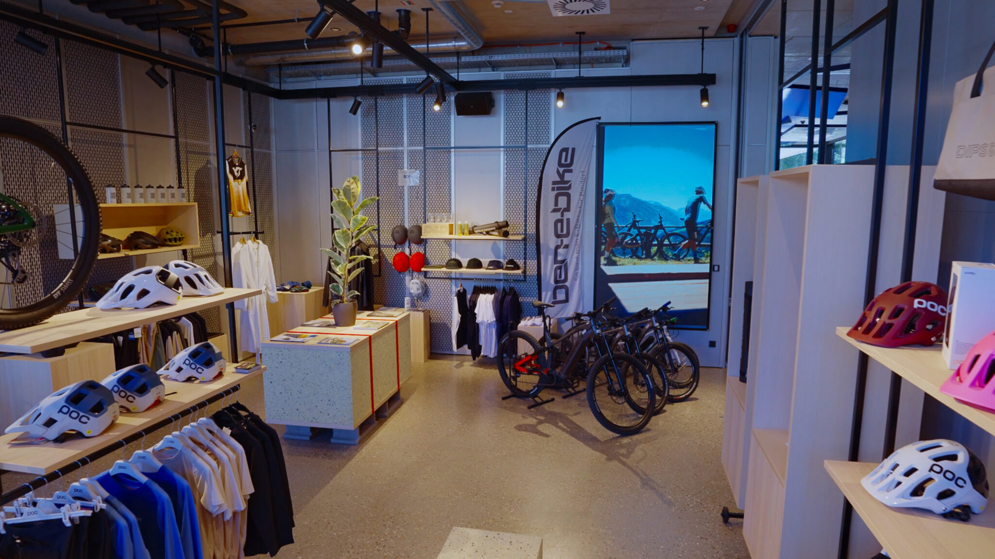 Professionelle Interior-Videografie für ein Werbevideo für Hotels von 4kFactory: Der modern gestaltete Dips & Drops Showroom in Flachau mit Fokus auf Bike-Equipment und Markeninszenierung.