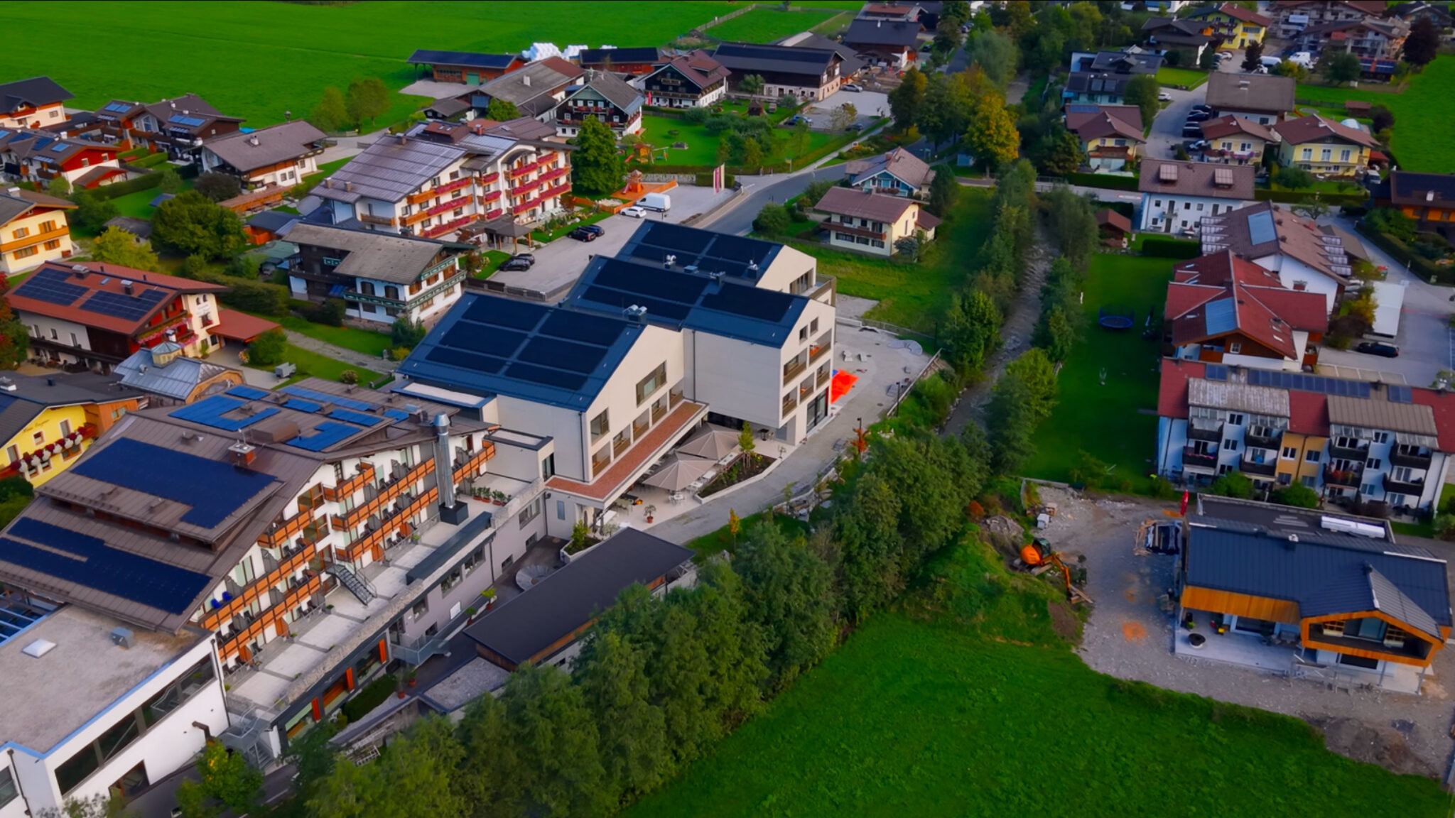 Spektakuläre Drohnenfotografie von 4kFactory: Luftansicht des Dips & Drops Events in Flachau – Fokus auf alpine Architektur und die Event-Infrastruktur. Hier entsteht ein Werbevideo für Hotels.