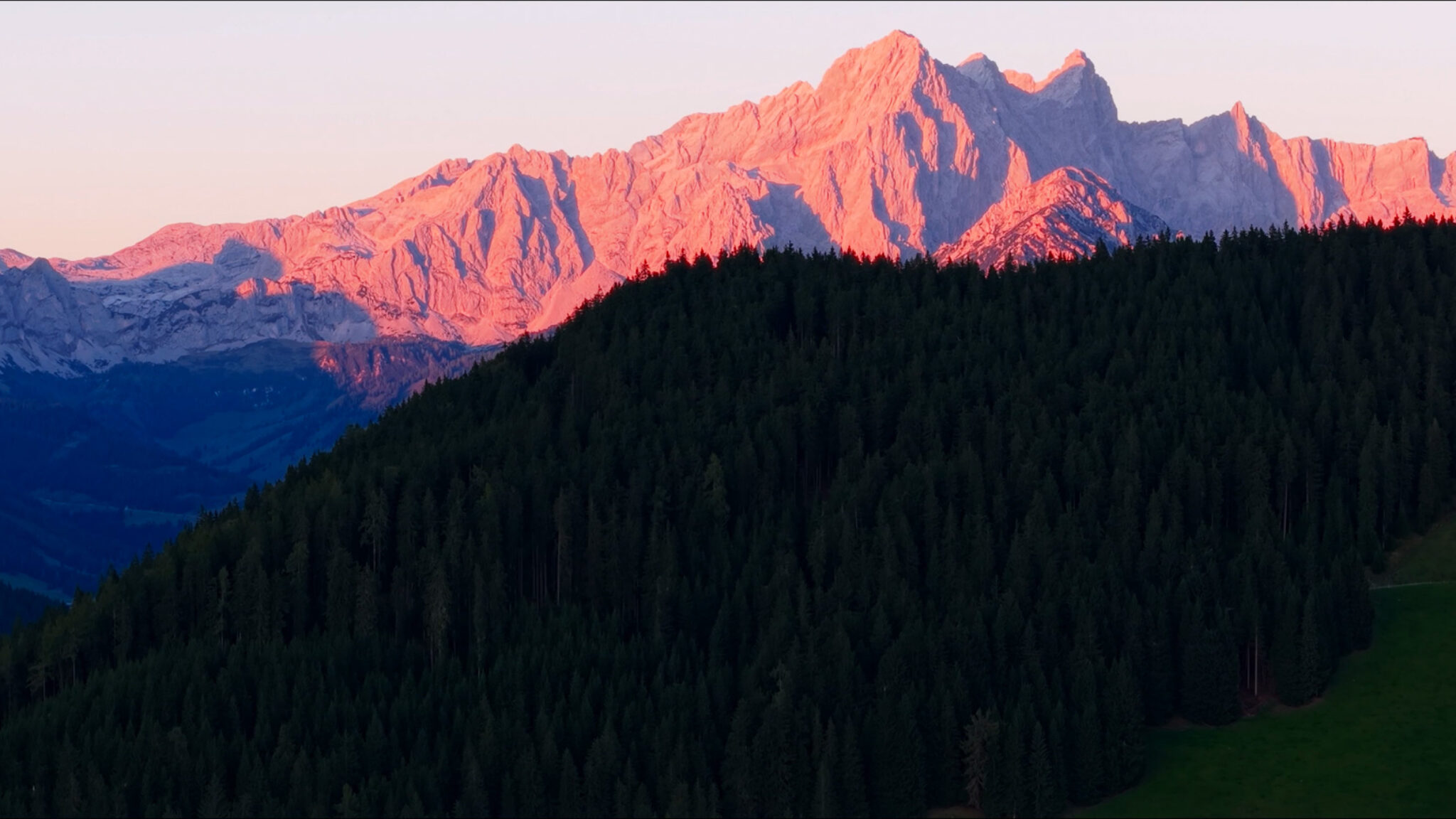 High-End Werbevideo für Hotels: 4kFactory fängt das beeindruckende Alpenglühen in Flachau als atmosphärische Kulisse für Videoproduktionen ein.