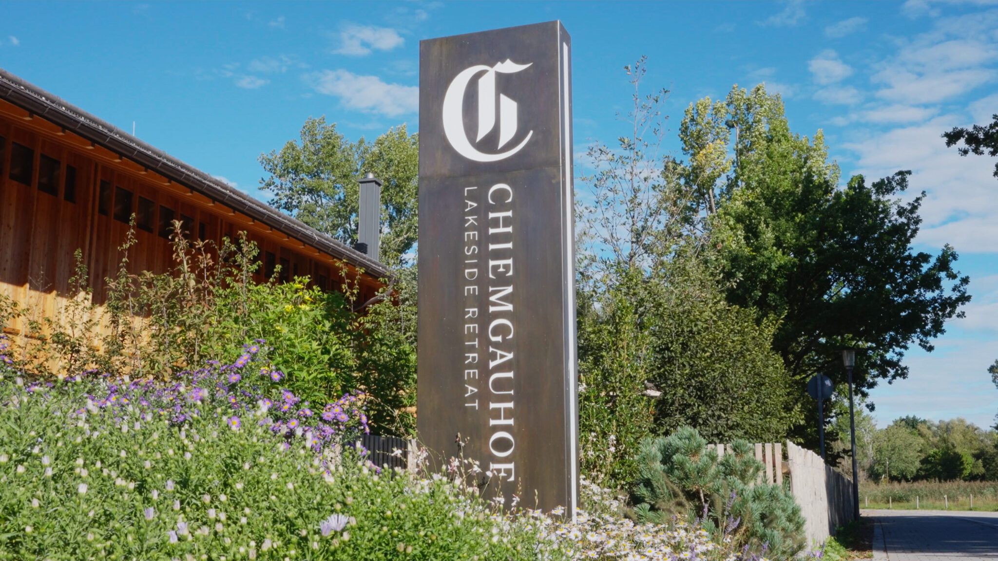 Produktion von Werbevideo für Hotels am Chiemsee: 4kFactory dokumentiert das Branding des 196+ Forums beim Chiemgauhof Lakeside Retreat.