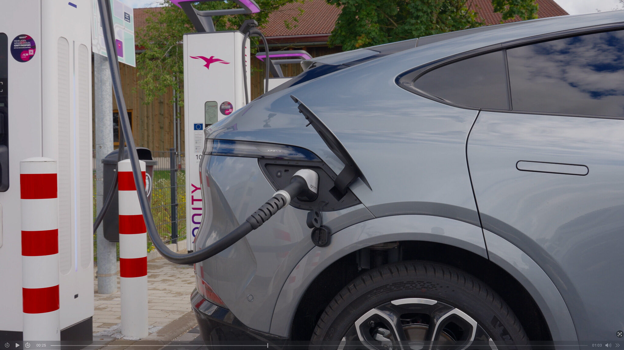 „Detailaufnahme eines grauen XPENG Elektrofahrzeugs an einer IONITY-Ladestation während eines Ladevorgangs, dokumentiert im Rahmen einer professionellen Videoproduktion.“